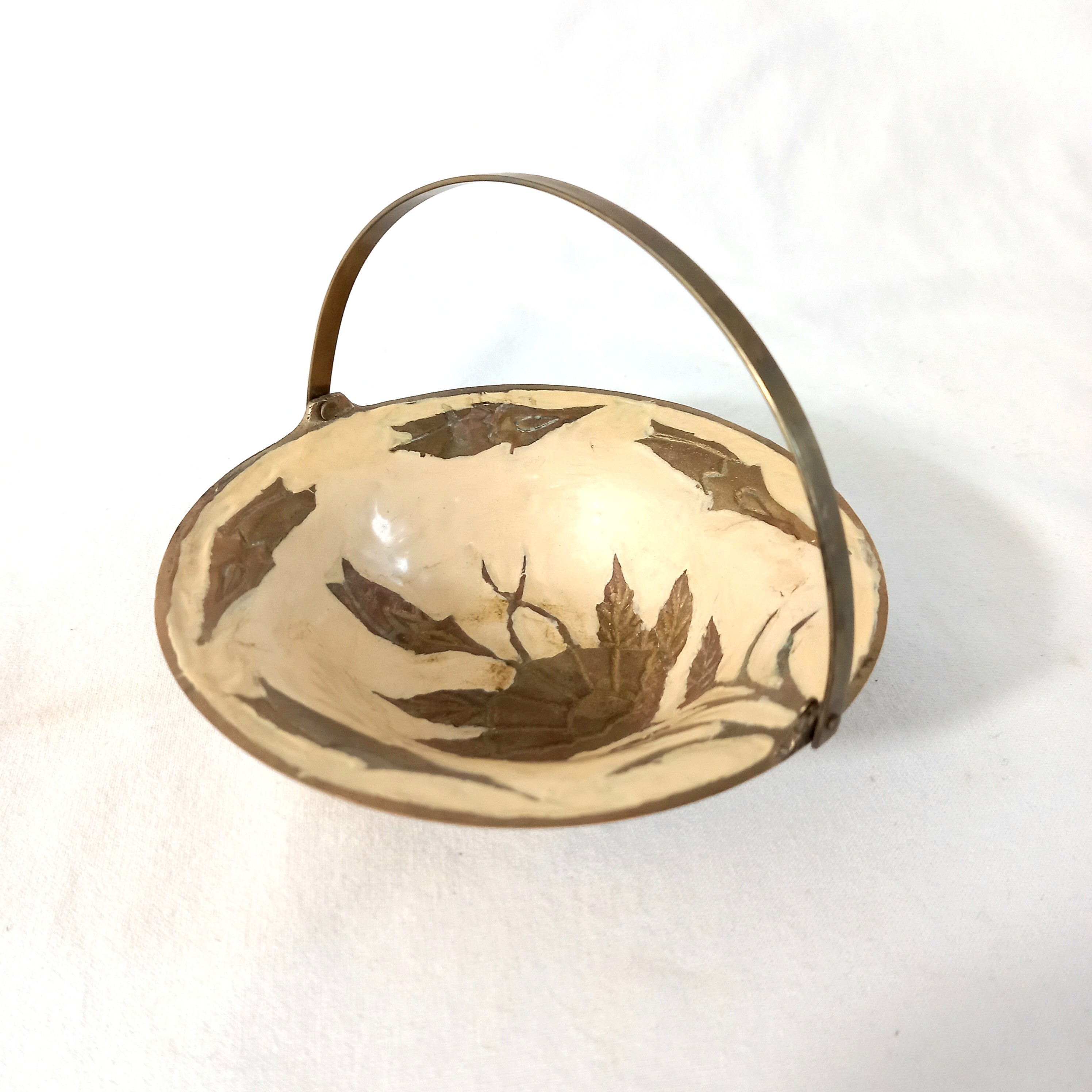 Voir photo 4 de Vide poche en forme de panier en laiton, décor floral Vide poche en forme de panier en laiton, décor floral Très bon état reconditionné photo 4