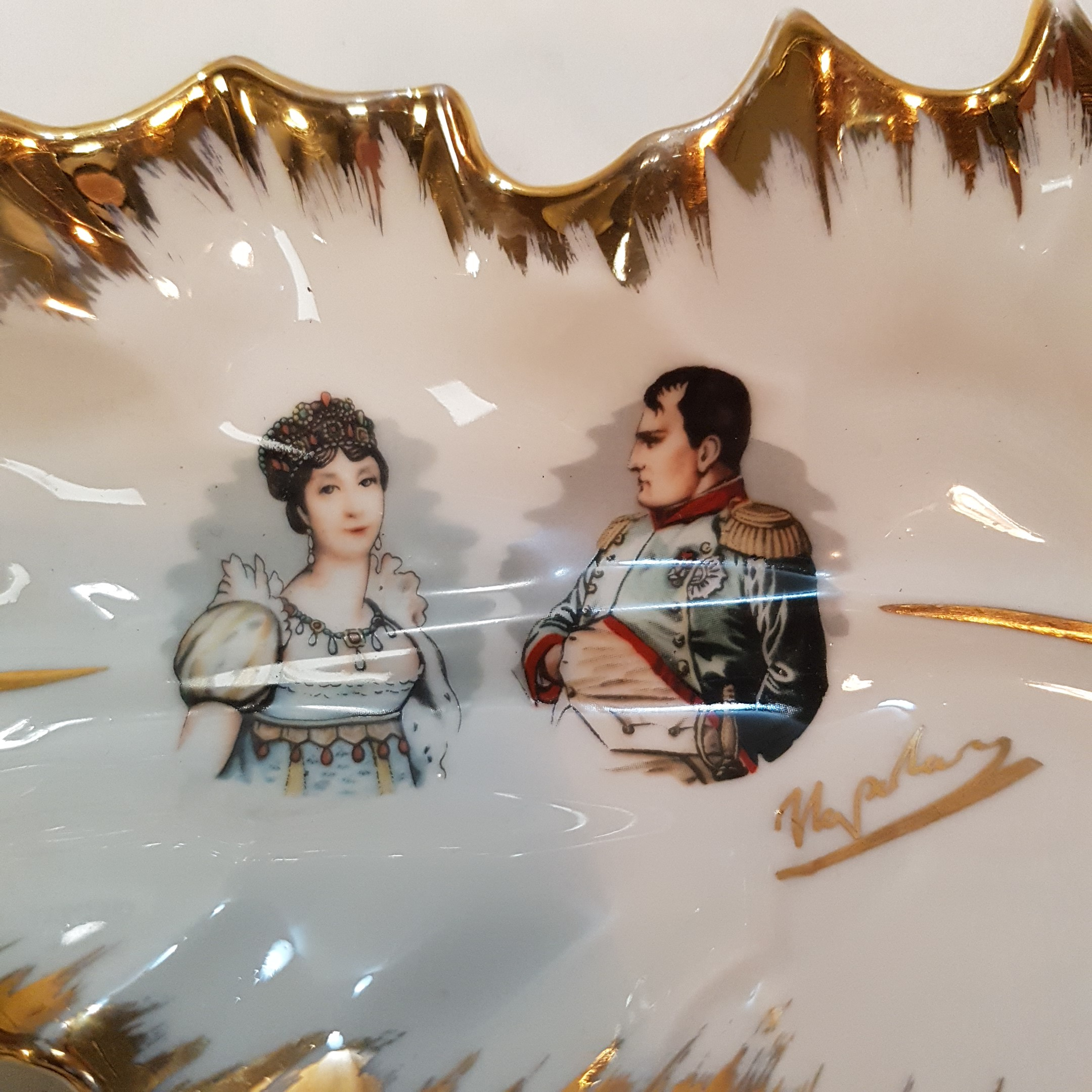 Acheter Vide poche en porcelaine avec portrait de Joséphine et Napoléon Très bon état - 10,00 € Vide poche en porcelaine avec portrait de Joséphine et Napoléon Très bon état reconditionné disponible sur Label Emmaüs