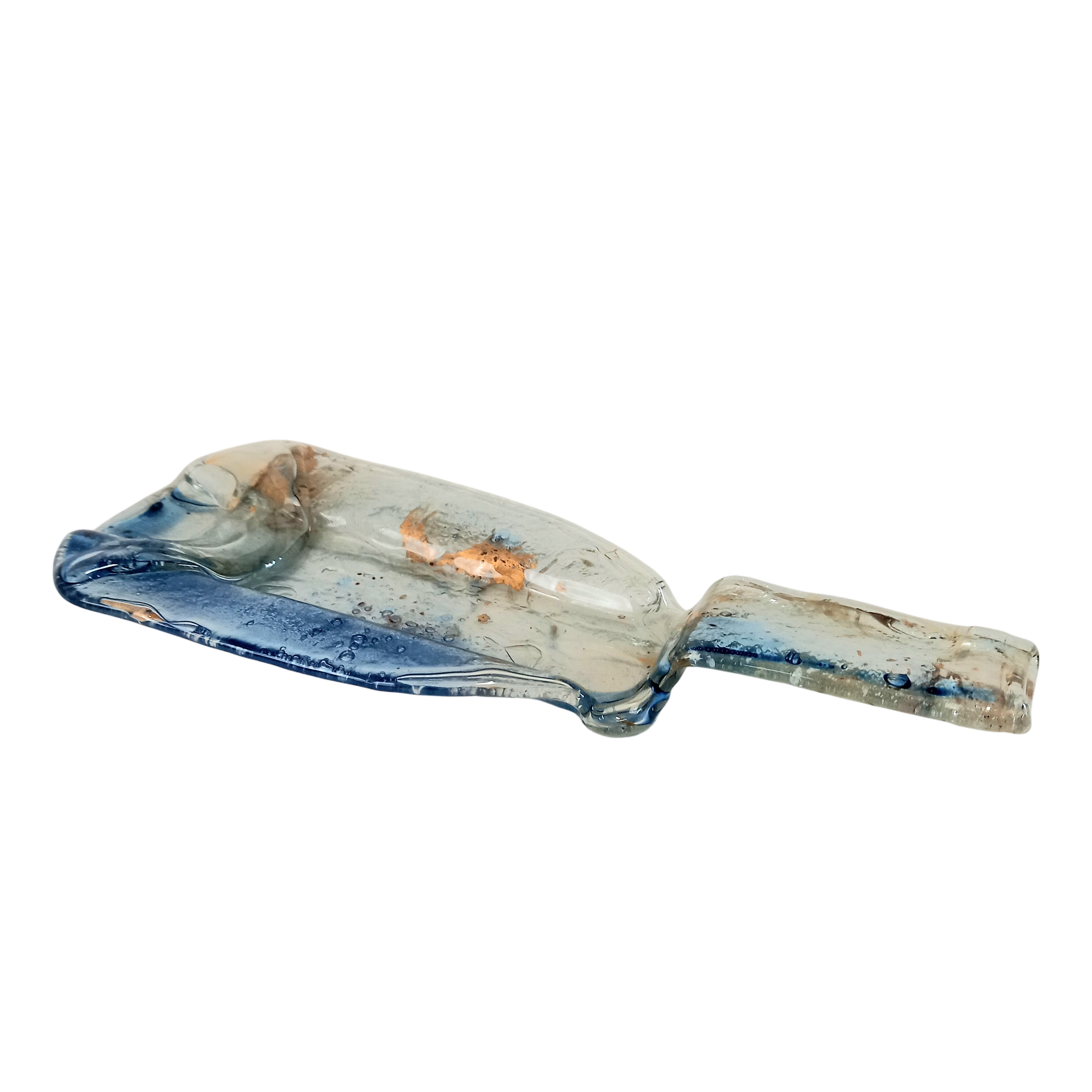 Vide poche en verre "bouteille écrasée" Très bon état - 18,00 € Vide poche en verre "bouteille écrasée" Très bon état reconditionné disponible sur Label Emmaüs