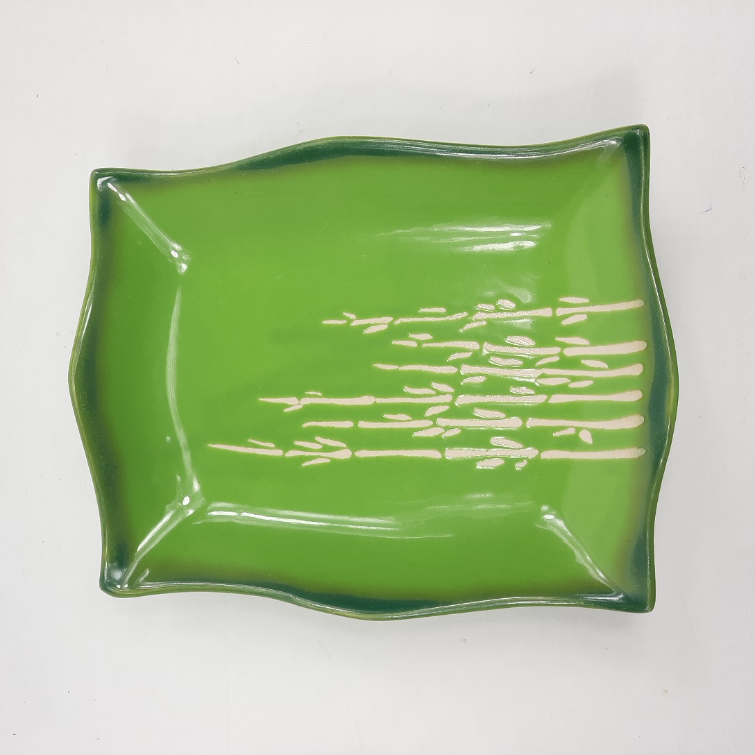 Acheter Vide-poches en porcelaine à bambou blanc sur fond vert vif Très bon état - 11,00 € Vide-poches en porcelaine à bambou blanc sur fond vert vif Très bon état reconditionné disponible sur Label Emmaüs