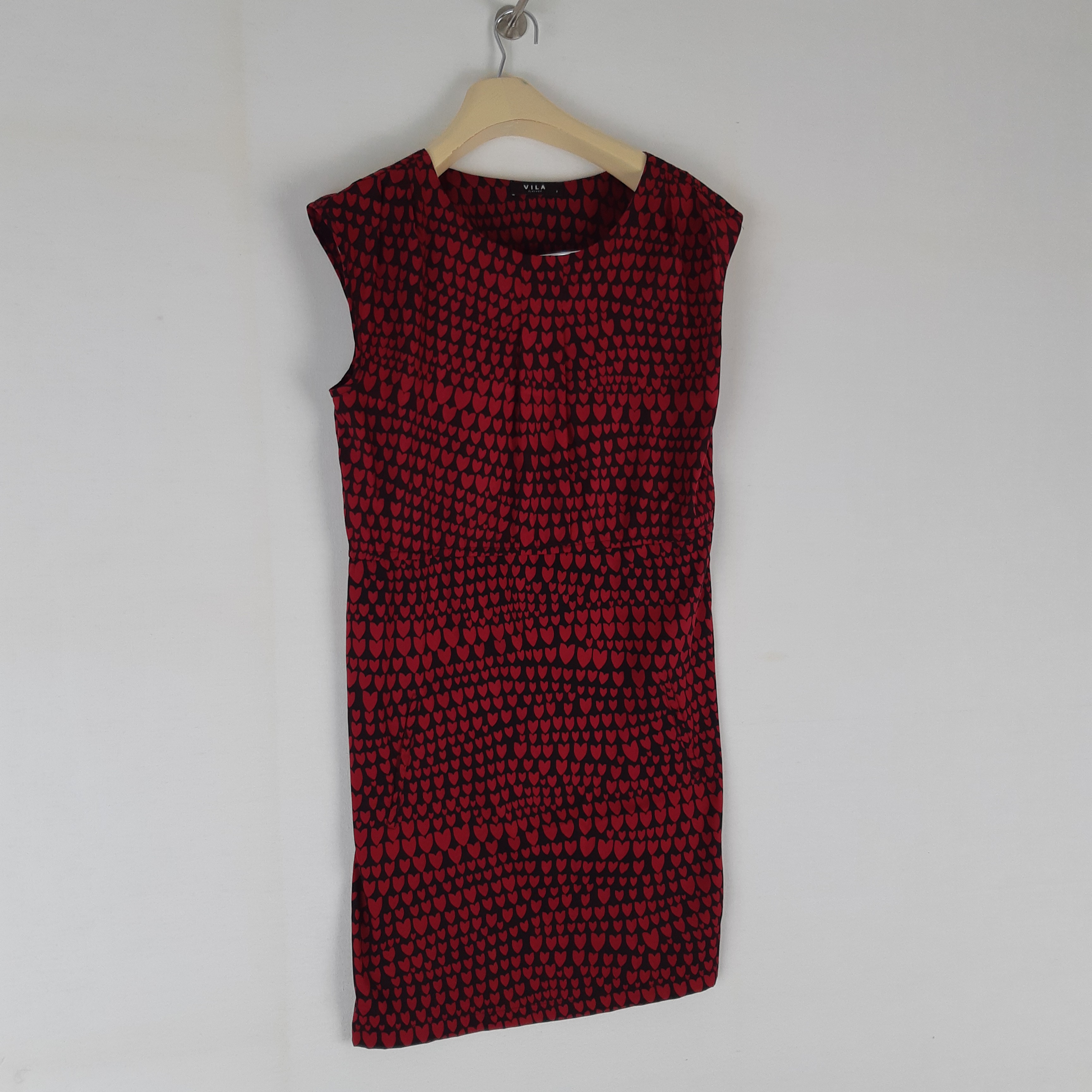 Voir photo 3 de Vila - Robe noire imprimé cœurs rouges - Taille S mesures Poitrine= 42 Longueur= 90 Vila - Robe noire imprimé cœurs rouges - Taille S mesures Poitrine= 42 Longueur= 90 Très bon état reconditionné photo 3