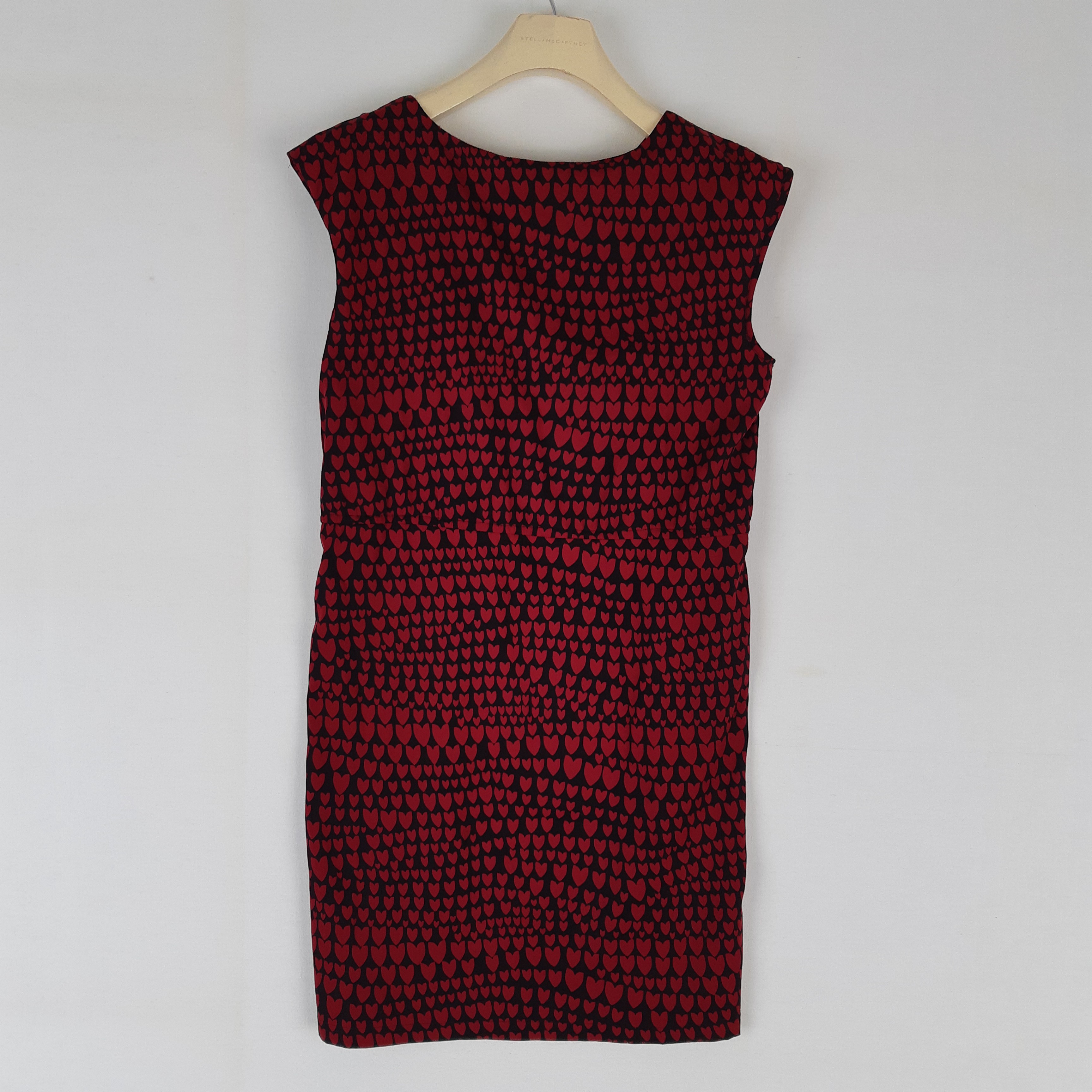 Voir photo 4 de Vila - Robe noire imprimé cœurs rouges - Taille S mesures Poitrine= 42 Longueur= 90 Vila - Robe noire imprimé cœurs rouges - Taille S mesures Poitrine= 42 Longueur= 90 Très bon état reconditionné photo 4