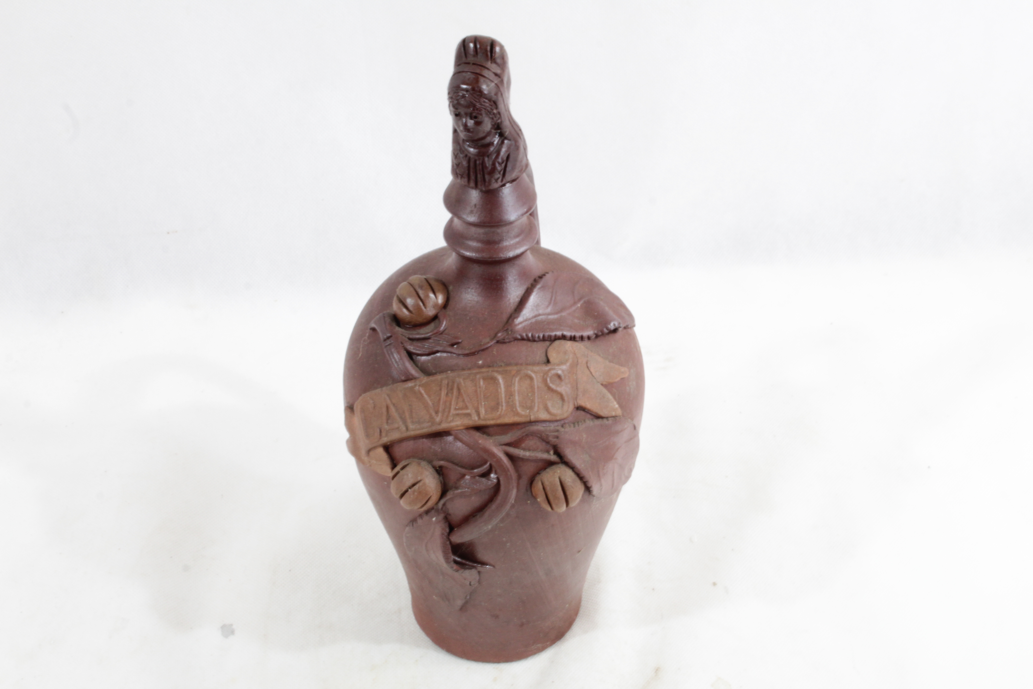 Acheter Vintage bouteille à décanter Calvados de Lisieux en céramique Très bon état - 15,00 € Vintage bouteille à décanter Calvados de Lisieux en céramique Très bon état reconditionné disponible sur Label Emmaüs
