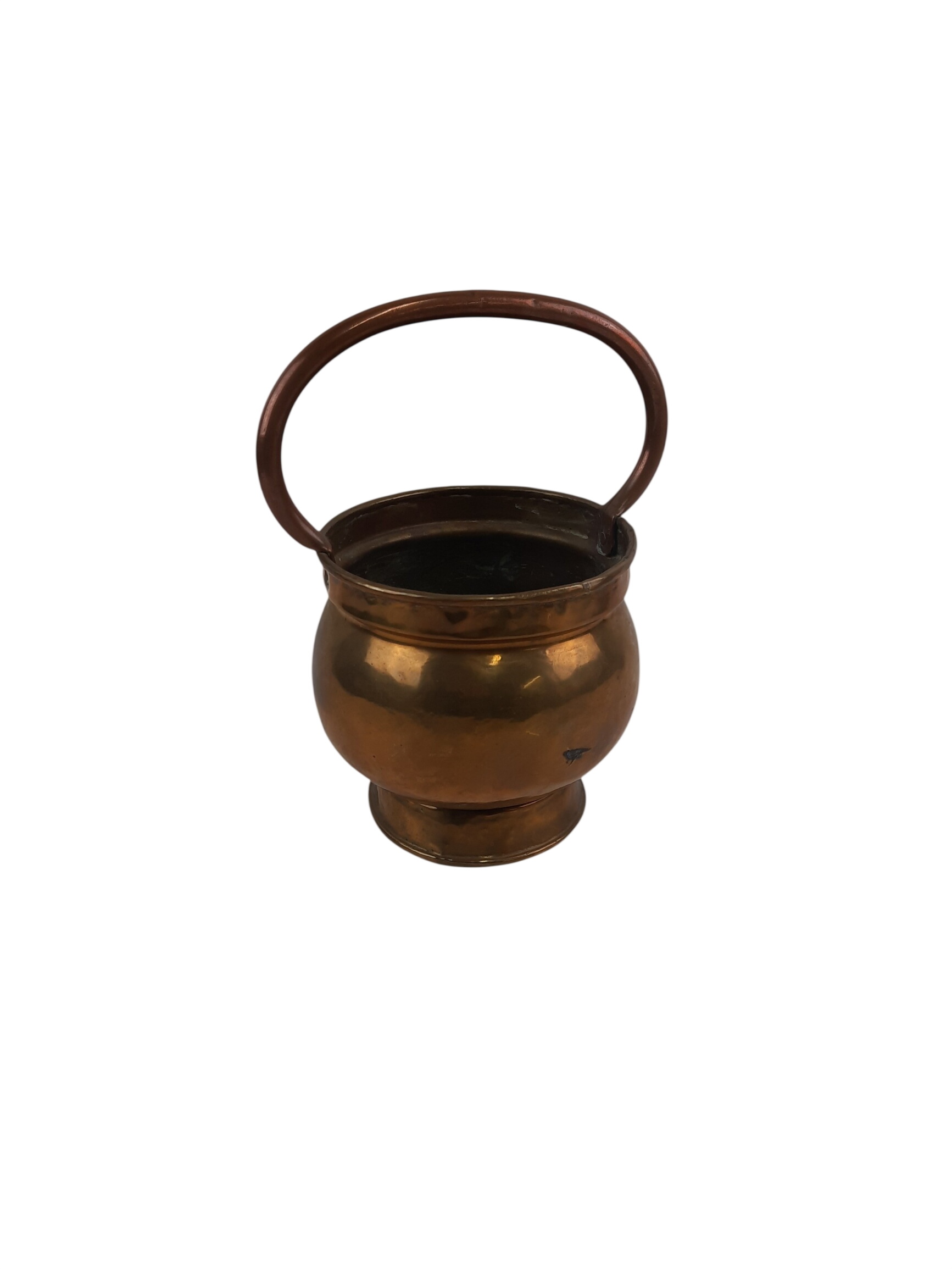 Acheter Vintage Cache pot en cuivre avec poignée en laiton Bon état - 10,00 € Vintage Cache pot en cuivre avec poignée en laiton Bon état reconditionné disponible sur Label Emmaüs