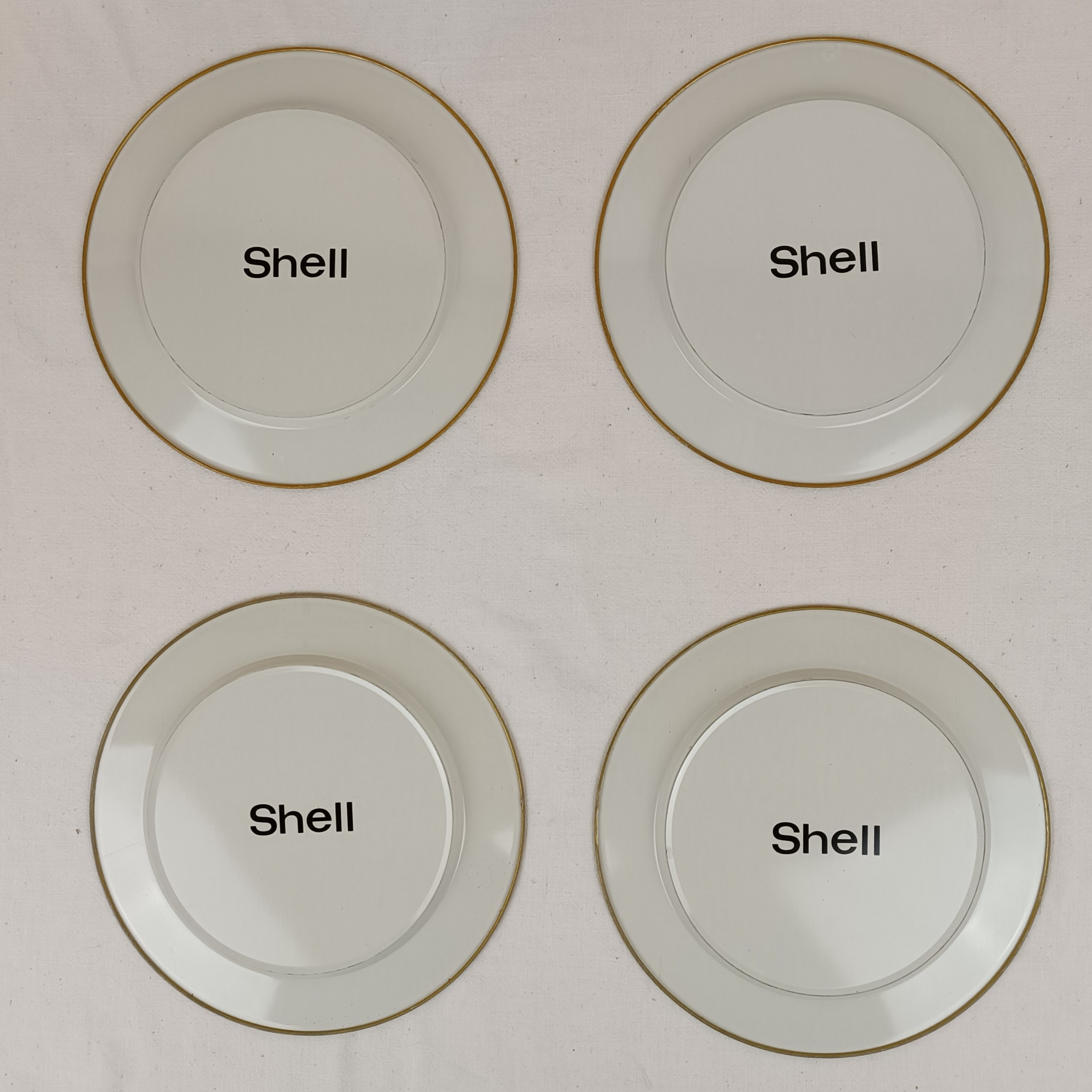 Voir photo 3 de VINTAGE // Ensemble de 4 assiettes vintage publicitaires, avec la marque Shell inscrite au dos VINTAGE // Ensemble de 4 assiettes vintage publicitaires, avec la marque Shell inscrite au dos État correct reconditionné photo 3