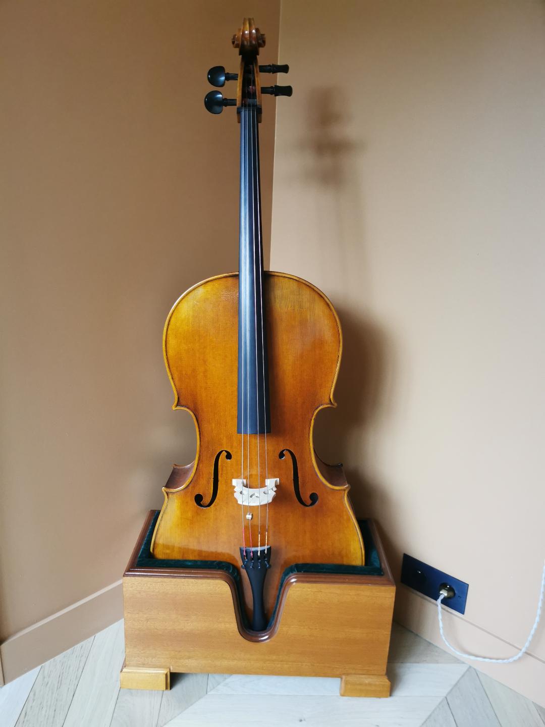 Violoncelle 4/4 Très bon état - 2200,00 € Violoncelle 4/4 Très bon état reconditionné disponible sur Zic Ethic
