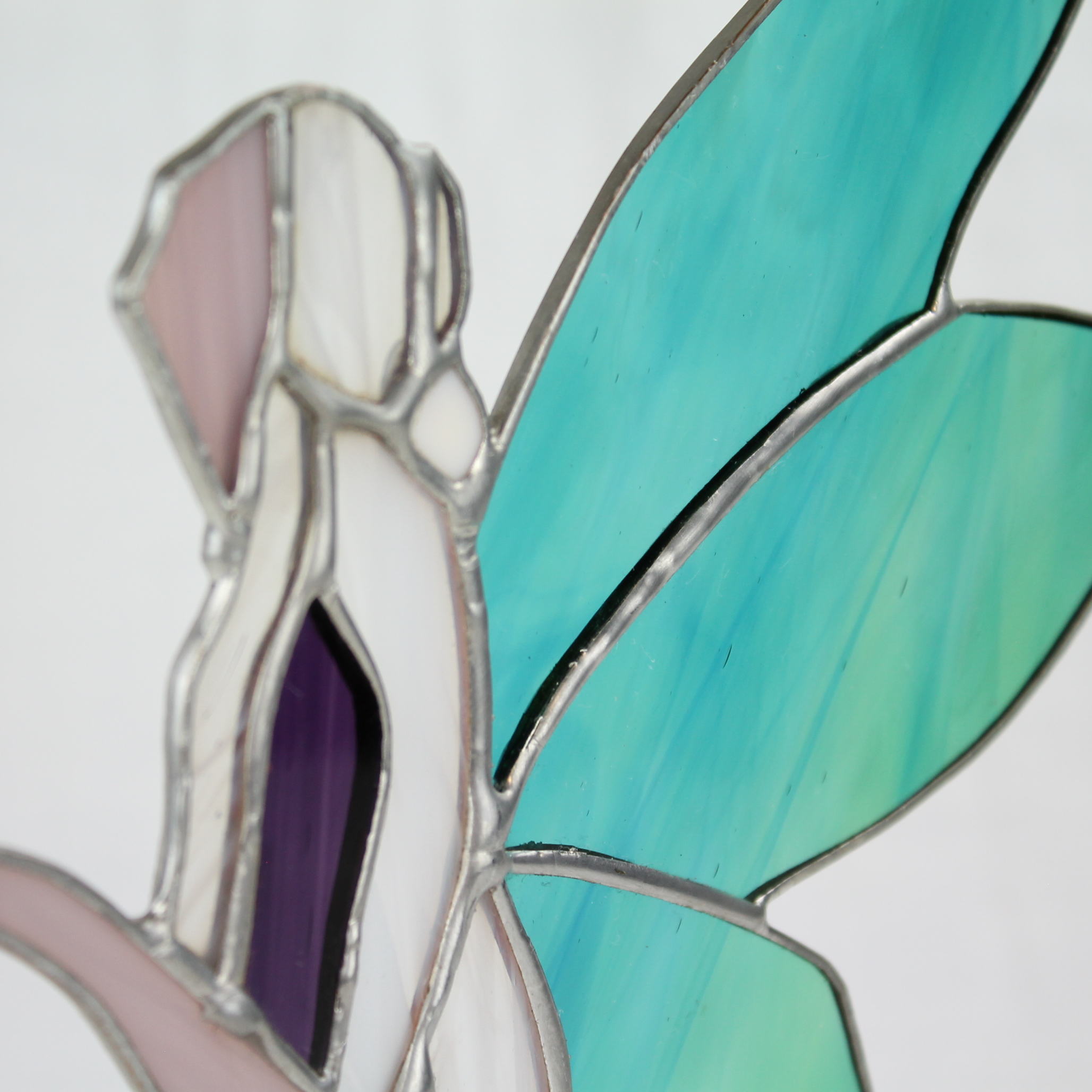 Voir photo 2 de Vitrail "Fée" - Verre, métal et bois Vitrail "Fée" - Verre, métal et bois Très bon état reconditionné photo 2