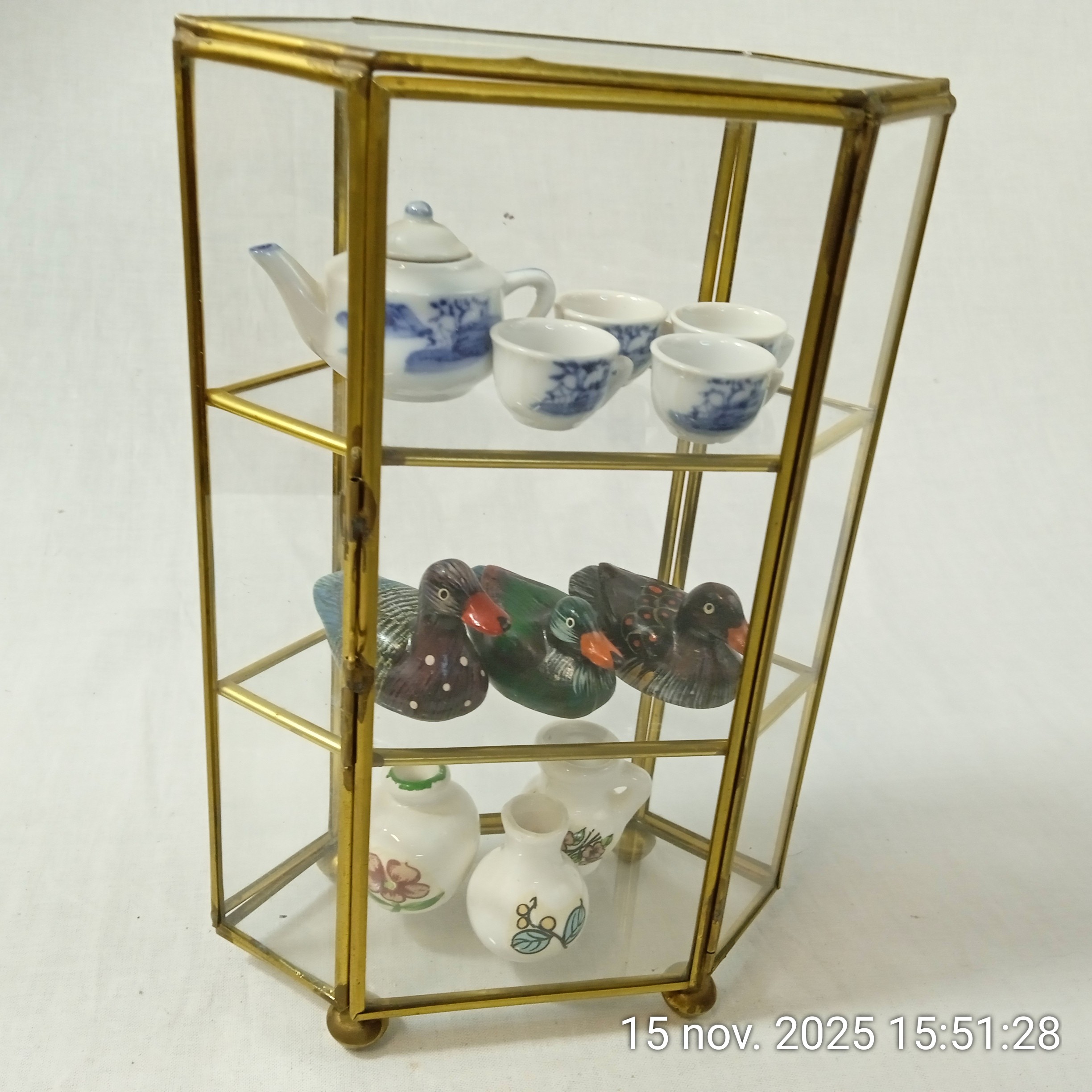 Voir photo 2 de Vitrine miniature verre et laiton avec figurines en porcelaine Années 80 Vitrine miniature verre et laiton avec figurines en porcelaine Années 80 Très bon état reconditionné photo 2