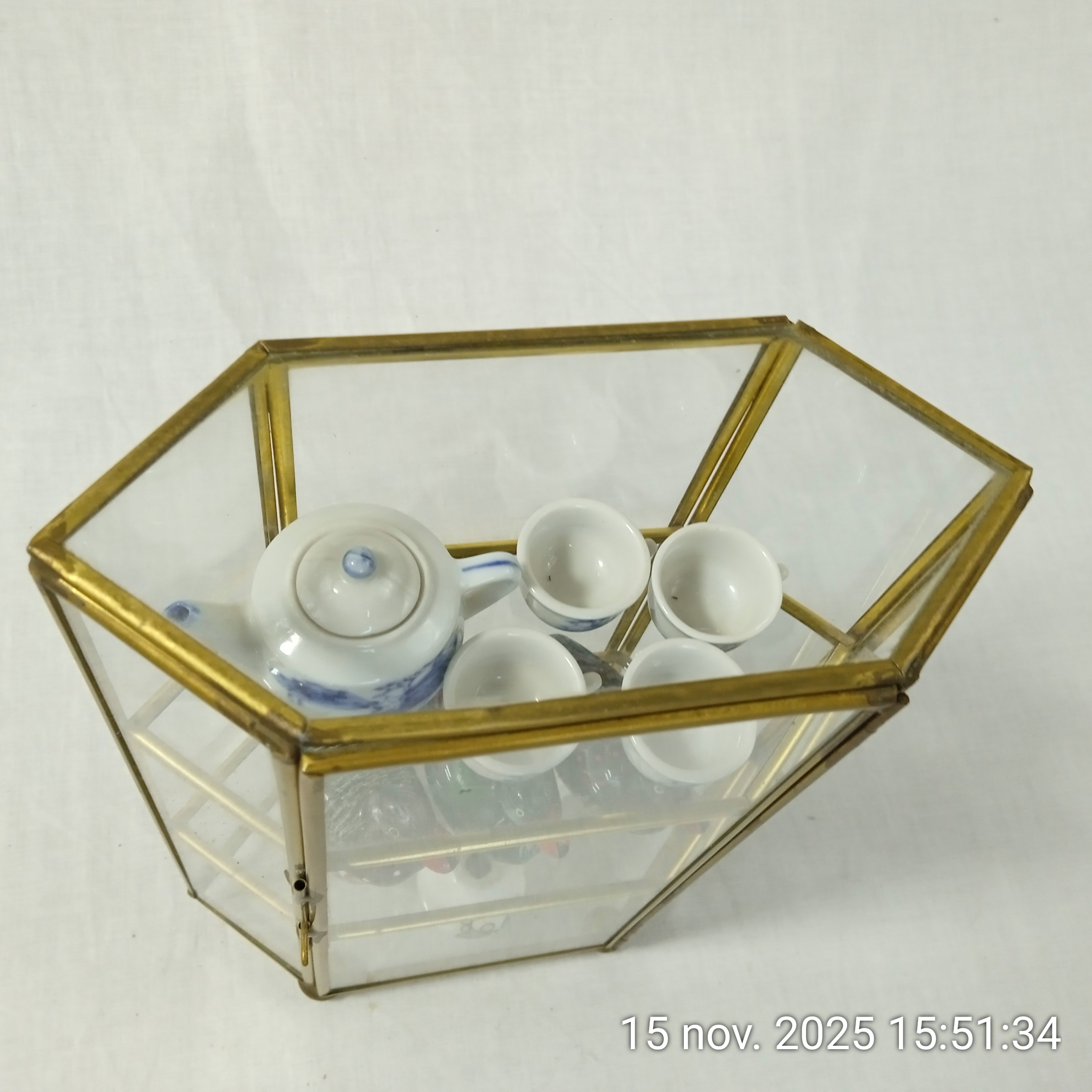 Voir photo 4 de Vitrine miniature verre et laiton avec figurines en porcelaine Années 80 Vitrine miniature verre et laiton avec figurines en porcelaine Années 80 Très bon état reconditionné photo 4