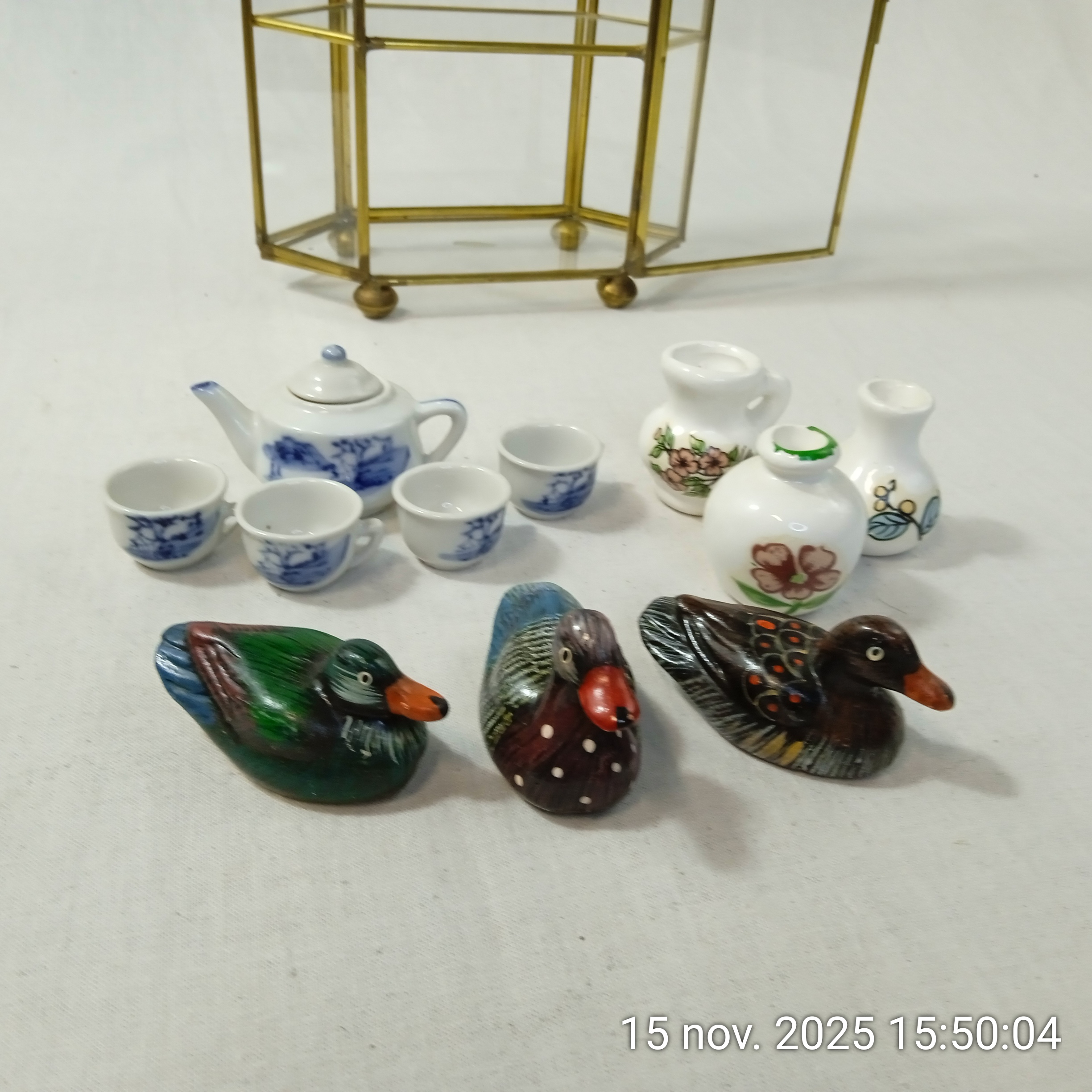Voir photo 7 de Vitrine miniature verre et laiton avec figurines en porcelaine Années 80 Vitrine miniature verre et laiton avec figurines en porcelaine Années 80 Très bon état reconditionné photo 7