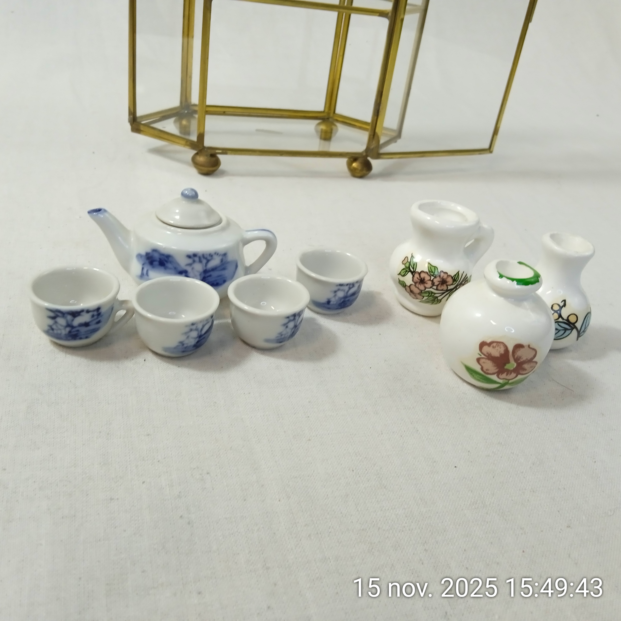 Voir photo 8 de Vitrine miniature verre et laiton avec figurines en porcelaine Années 80 Vitrine miniature verre et laiton avec figurines en porcelaine Années 80 Très bon état reconditionné photo 8