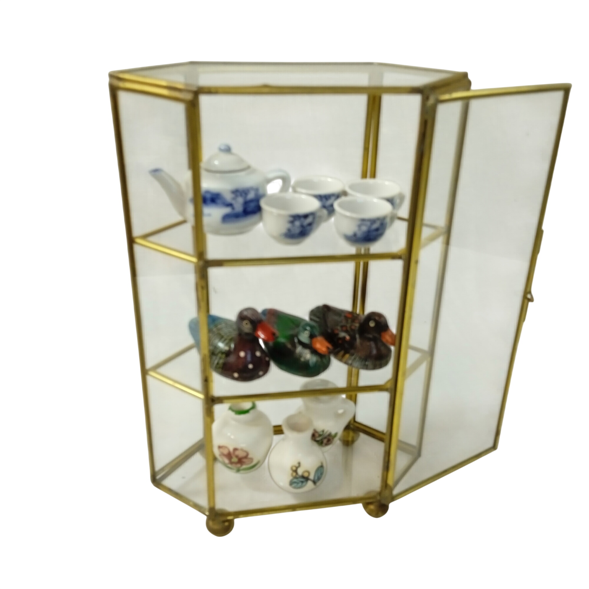 Acheter Vitrine miniature verre et laiton avec figurines en porcelaine Années 80 Très bon état - 35,20 € Vitrine miniature verre et laiton avec figurines en porcelaine Années 80 Très bon état reconditionné disponible sur Label Emmaüs