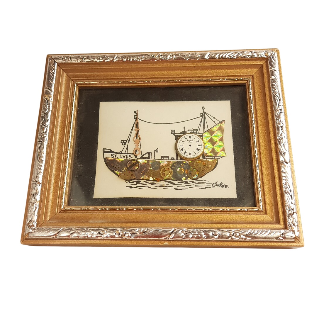VITRINE petit format enserrant un bateau fait de mécanismes de montres Bon état - 12,00 € VITRINE petit format enserrant un bateau fait de mécanismes de montres Bon état reconditionné disponible sur Label Emmaüs