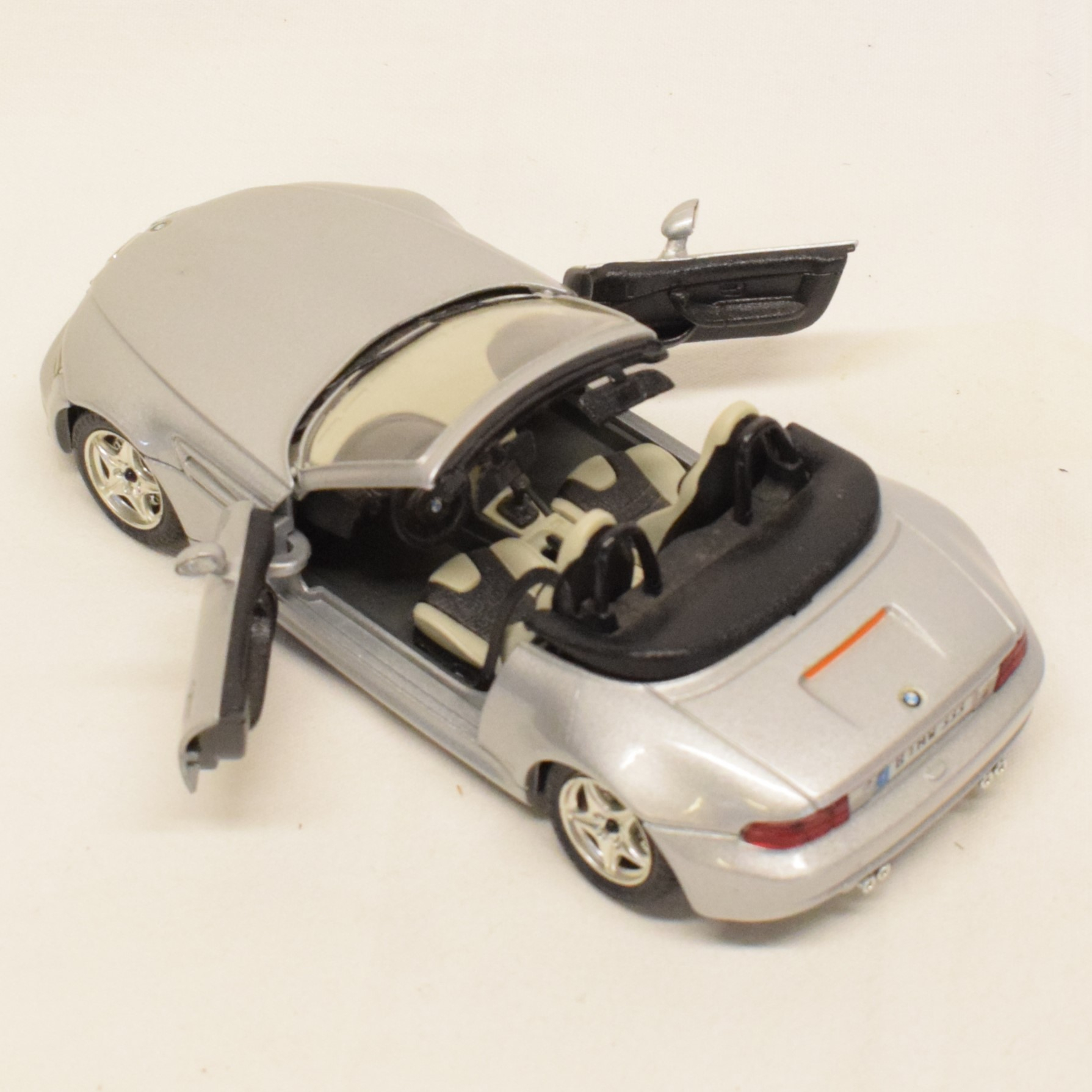 Voir photo 4 de Voiture au 1:24 ème BMW M Roadster par Burago Voiture au 1:24 ème BMW M Roadster par Burago Bon état reconditionné photo 4