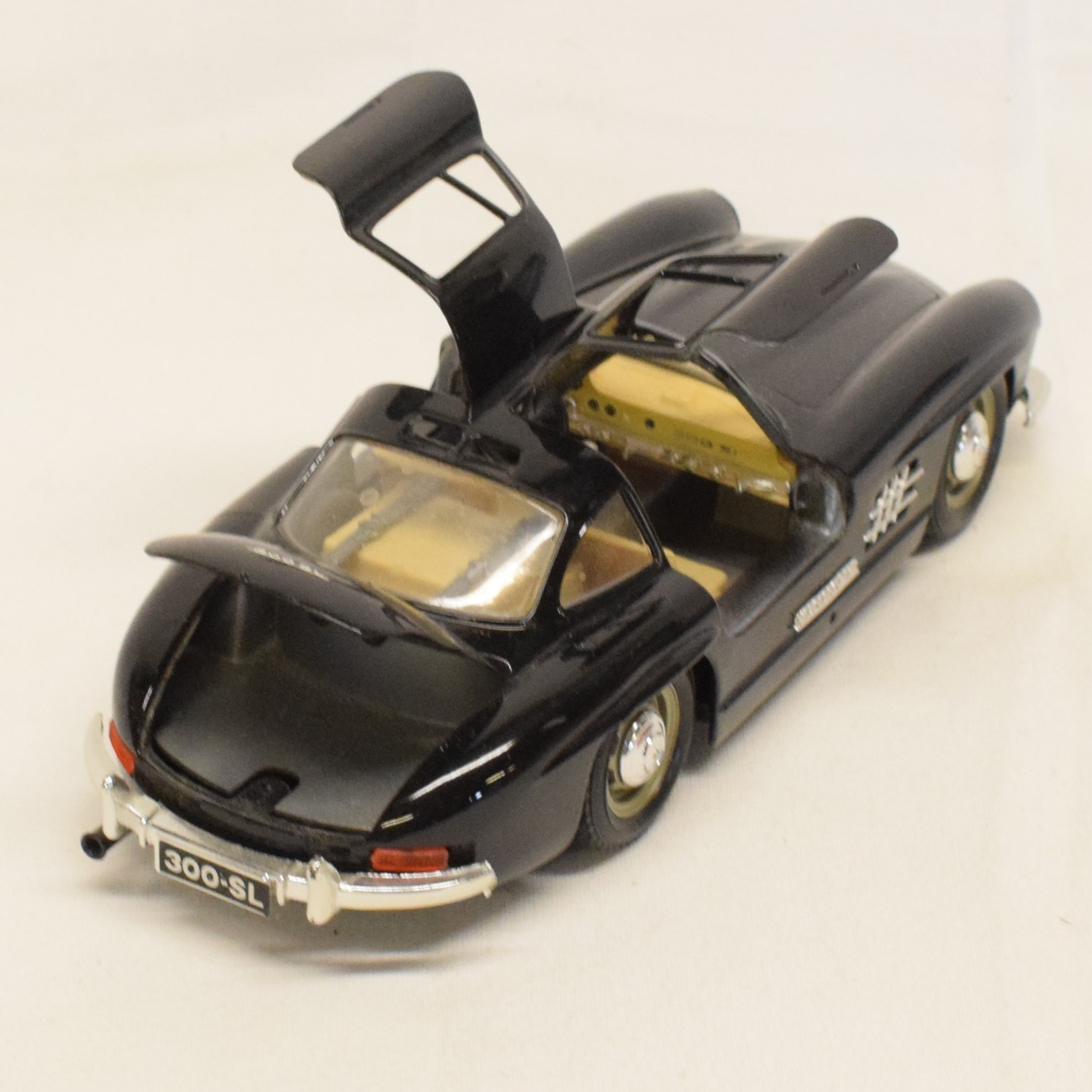 Voir photo 3 de Voiture au 1:24 ème Mercedes Benz 300 SL 1954 par burago Voiture au 1:24 ème Mercedes Benz 300 SL 1954 par burago Bon état reconditionné photo 3
