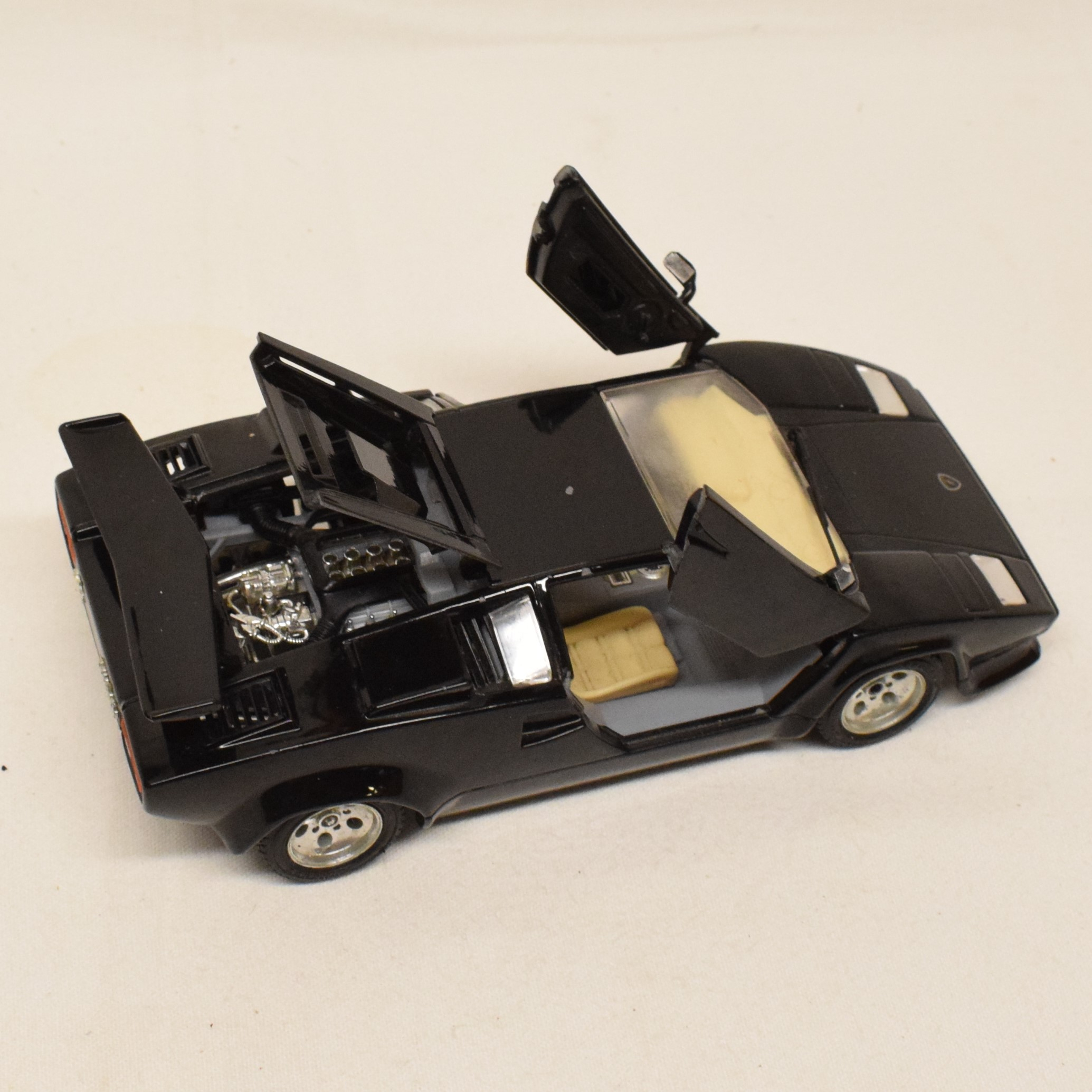Voir photo 4 de Voiture au 1:24 Lamborghini Countach 1988 par Burago Voiture au 1:24 Lamborghini Countach 1988 par Burago État correct reconditionné photo 4