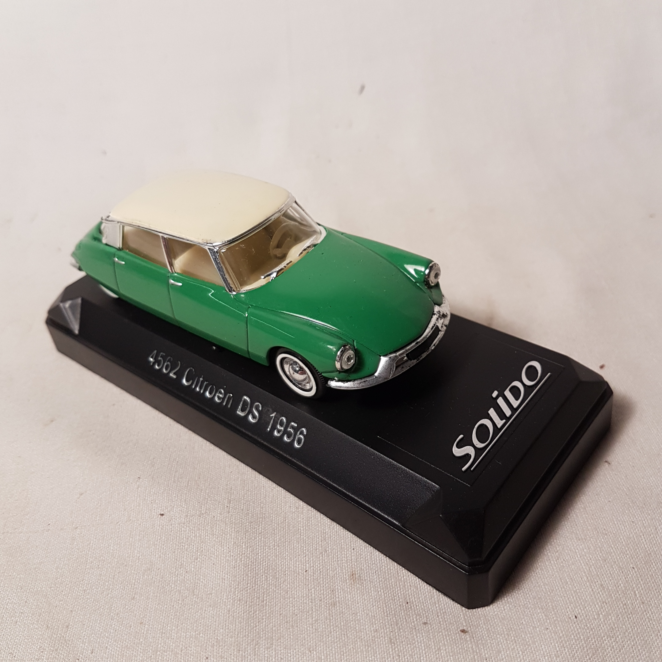 Voir photo 2 de Voiture Citroën DS 1956 Solido Voiture Citroën DS 1956 Solido Très bon état reconditionné photo 2