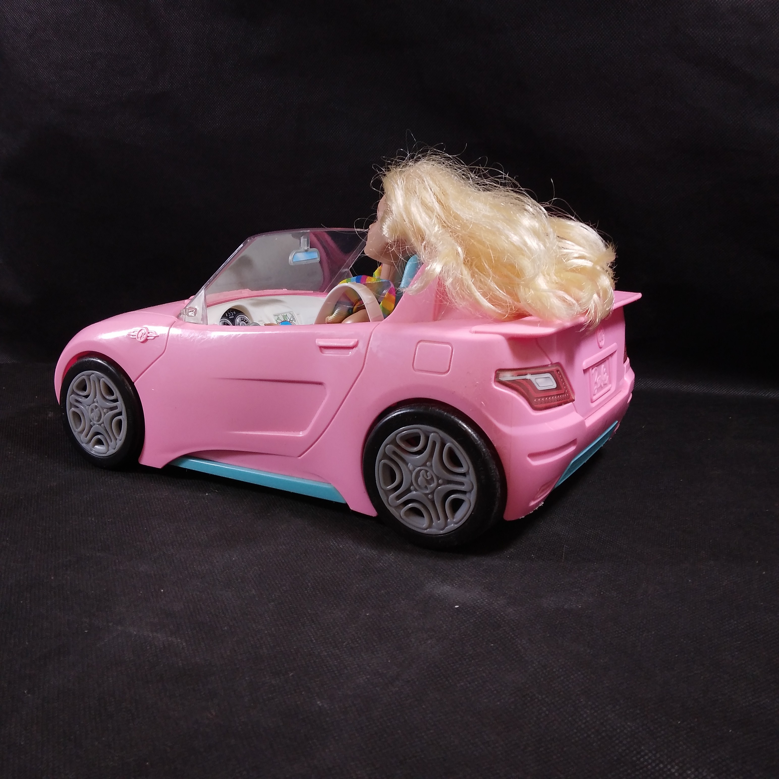 Voir photo 4 de Voiture décapotable rose, Barbie + poupée Barbie Voiture décapotable rose, Barbie + poupée Barbie Très bon état reconditionné photo 4