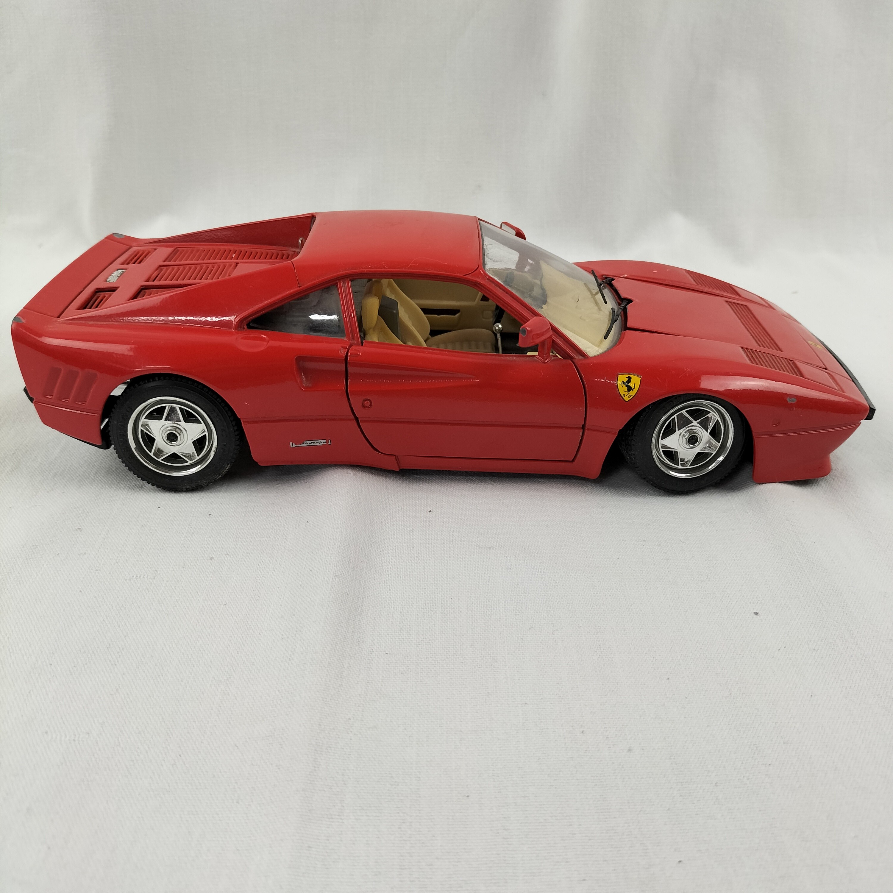 Voir photo 14 de 🏁 Voiture Ferrari GTO 1984 – Échelle 1/18 – Bburago – Made in Italy 🏁 Voiture Ferrari GTO 1984 – Échelle 1/18 – Bburago – Made in Italy Bon état reconditionné photo 14