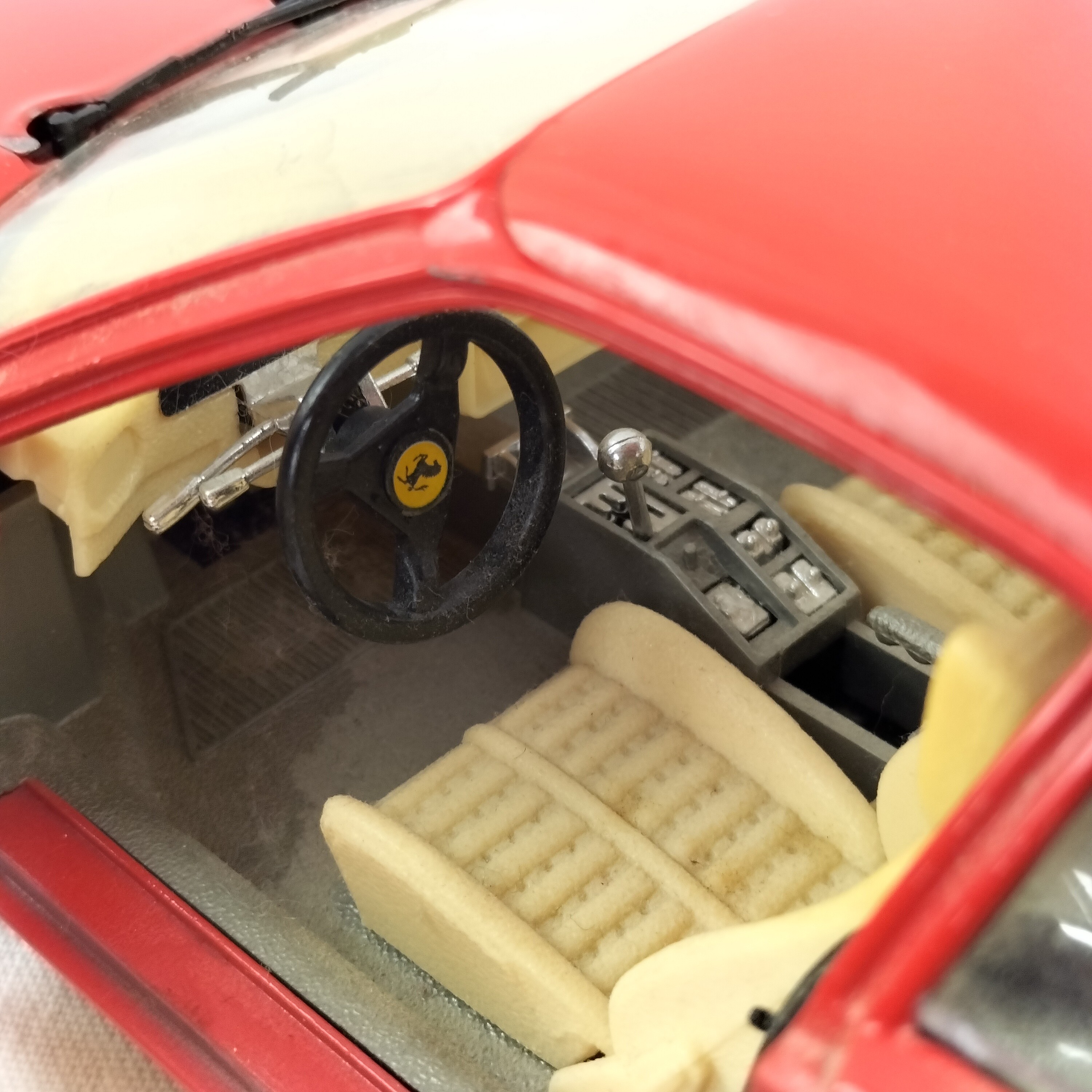 Voir photo 17 de 🏁 Voiture Ferrari GTO 1984 – Échelle 1/18 – Bburago – Made in Italy 🏁 Voiture Ferrari GTO 1984 – Échelle 1/18 – Bburago – Made in Italy Bon état reconditionné photo 17