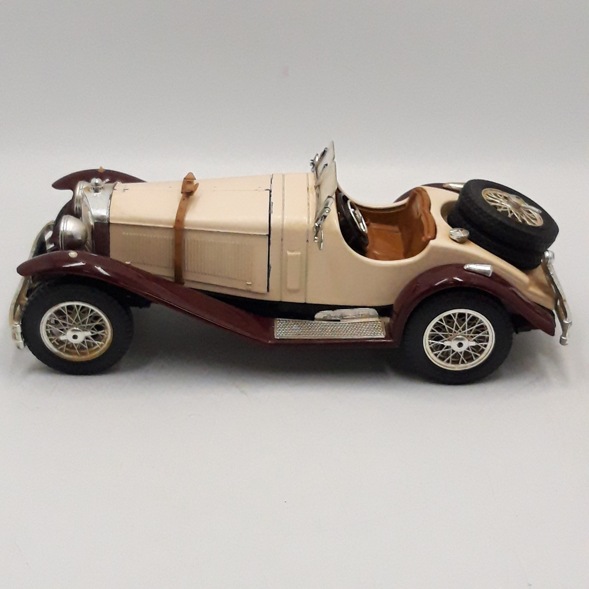 Voir photo 4 de Voiture miniature 1/18 – MERCEDES-BENZ SSK 1928 – Bicolore, Burago, Collection. Voiture miniature 1/18 – MERCEDES-BENZ SSK 1928 – Bicolore, Burago, Collection. Bon état reconditionné photo 4