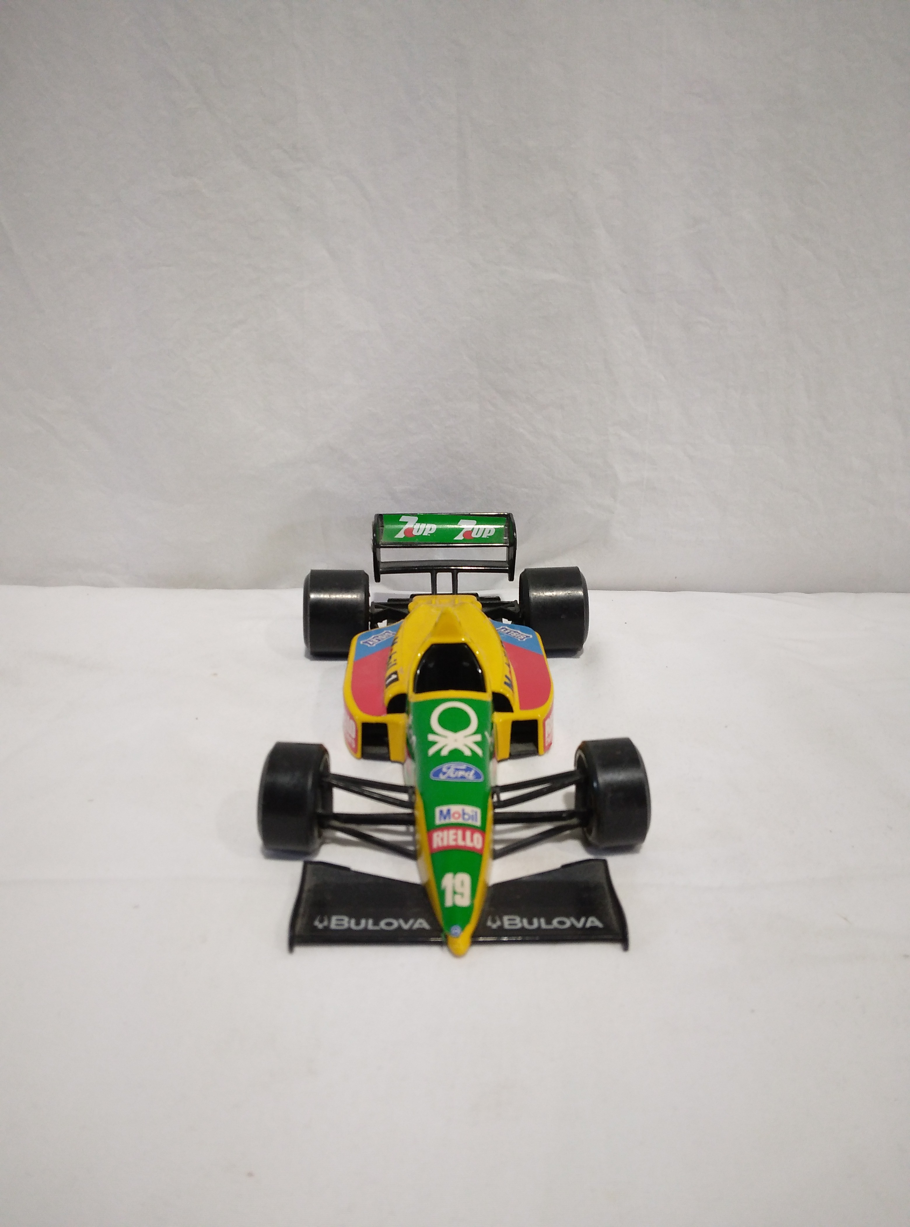 Voir photo 2 de Voiture miniature de Formule 1 - Benetton Ford B188, Bburago Voiture miniature de Formule 1 - Benetton Ford B188, Bburago Très bon état reconditionné photo 2