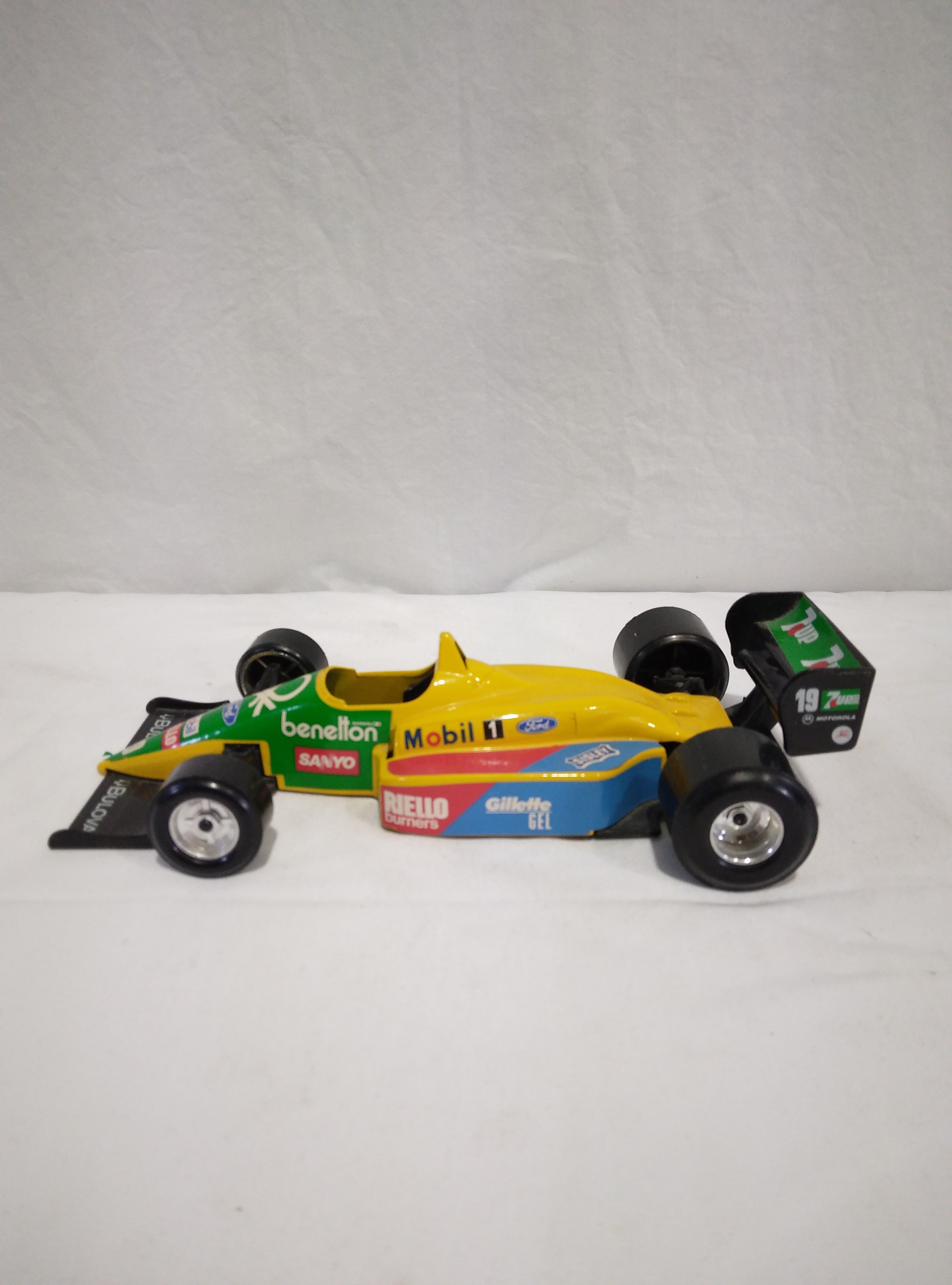 Voir photo 4 de Voiture miniature de Formule 1 - Benetton Ford B188, Bburago Voiture miniature de Formule 1 - Benetton Ford B188, Bburago Très bon état reconditionné photo 4