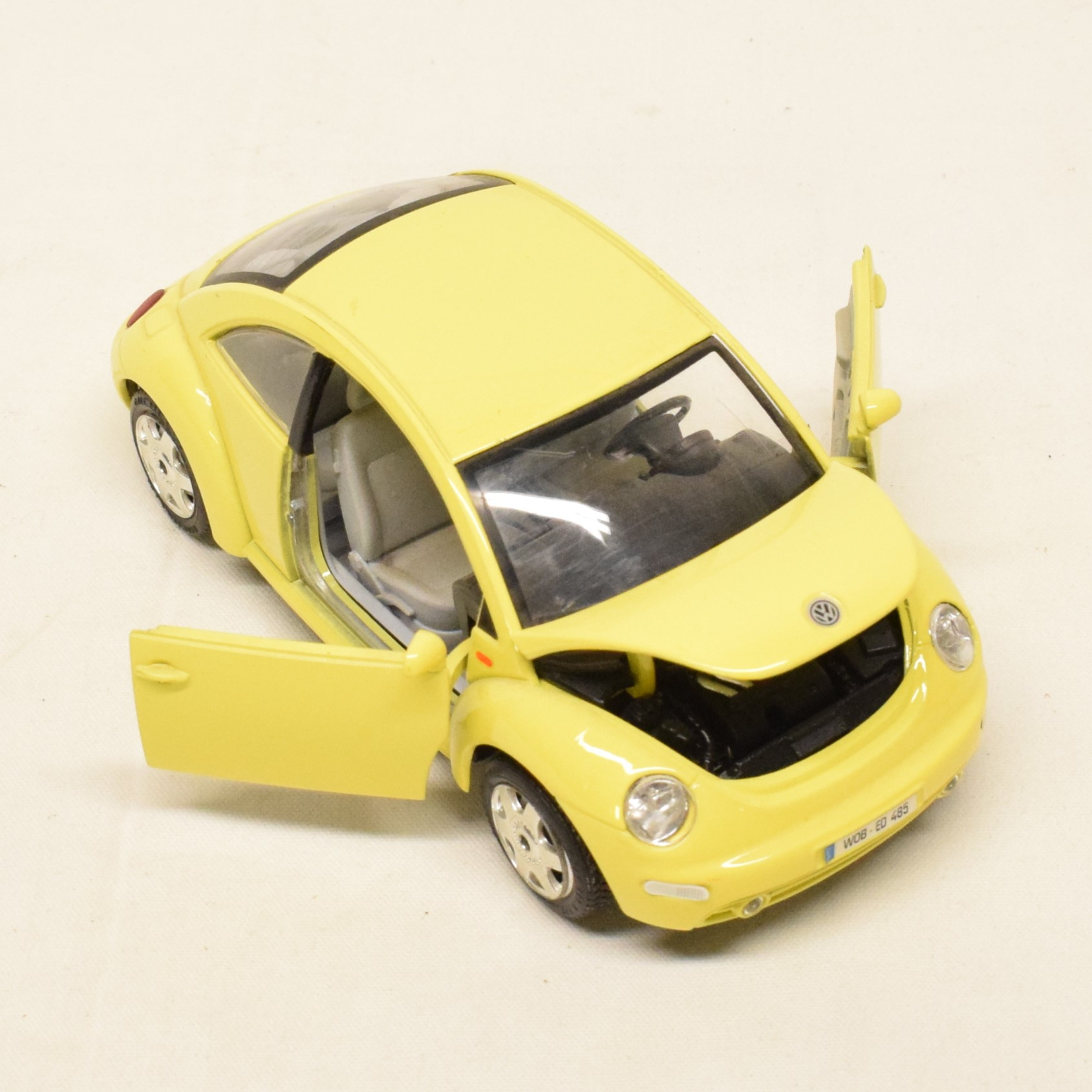 Voir photo 4 de Voiture Volkswagen NEW BEETLE au 1:24 par BURAGO Voiture Volkswagen NEW BEETLE au 1:24 par BURAGO Bon état reconditionné photo 4