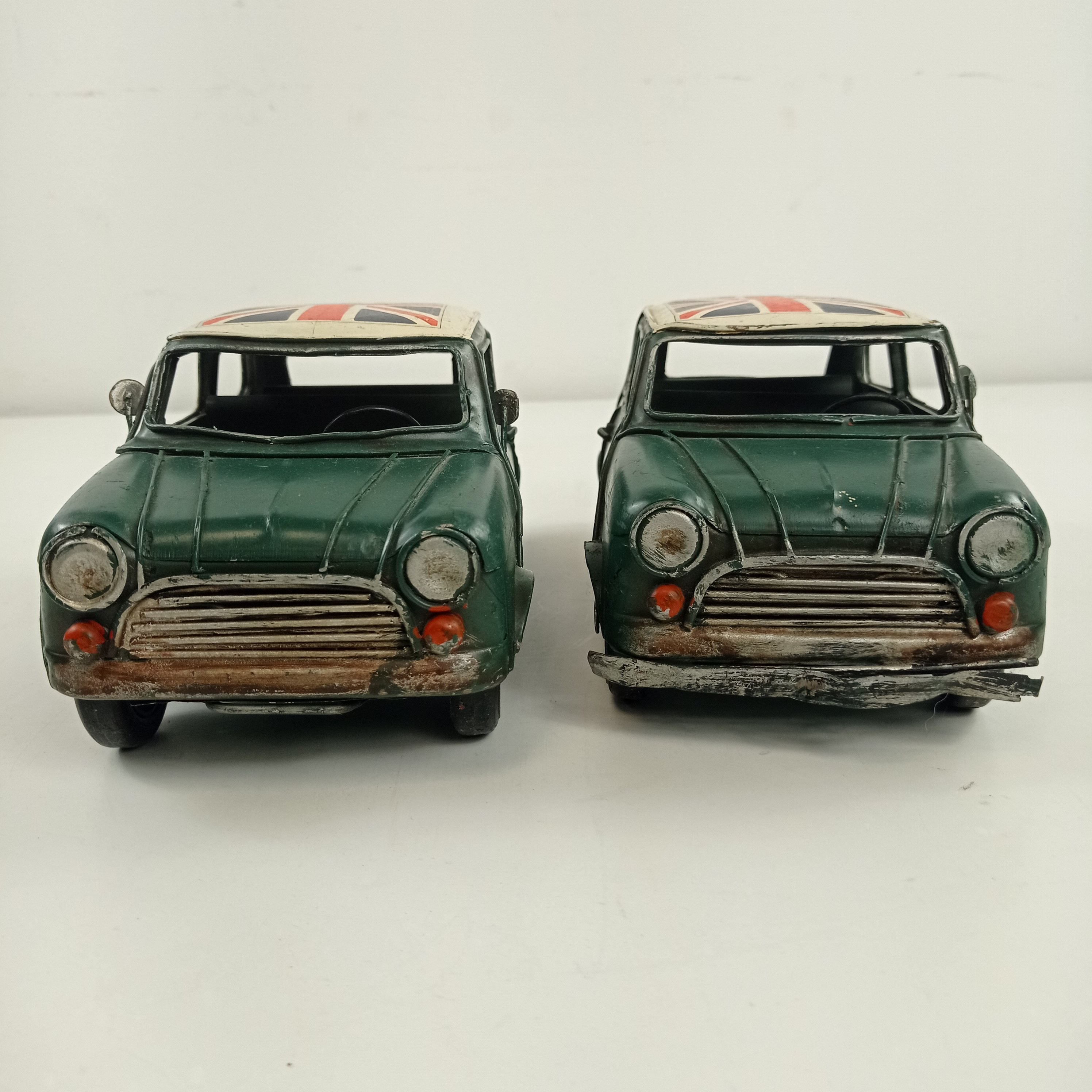 Voir photo 2 de Voitures anciennes mini coopers en métal (2) Voitures anciennes mini coopers en métal (2) État correct reconditionné photo 2