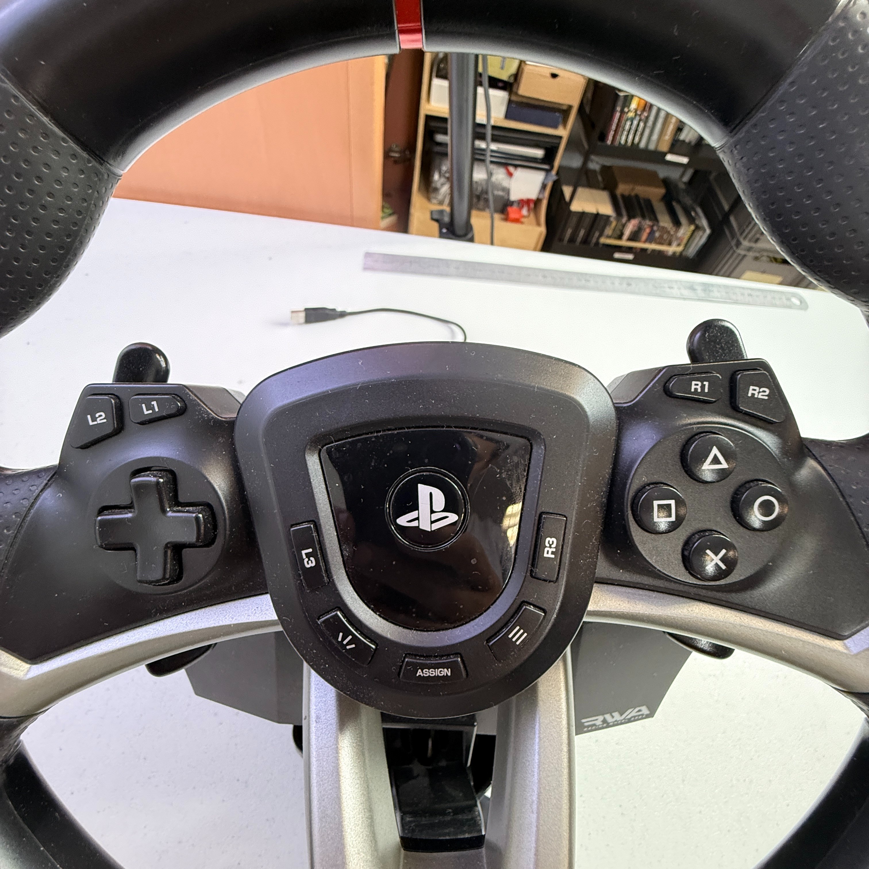 Voir photo 2 de Volant de course Hori Racing wheel Apex PS5/4 et PC Volant de course Hori Racing wheel Apex PS5/4 et PC Très bon état reconditionné photo 2