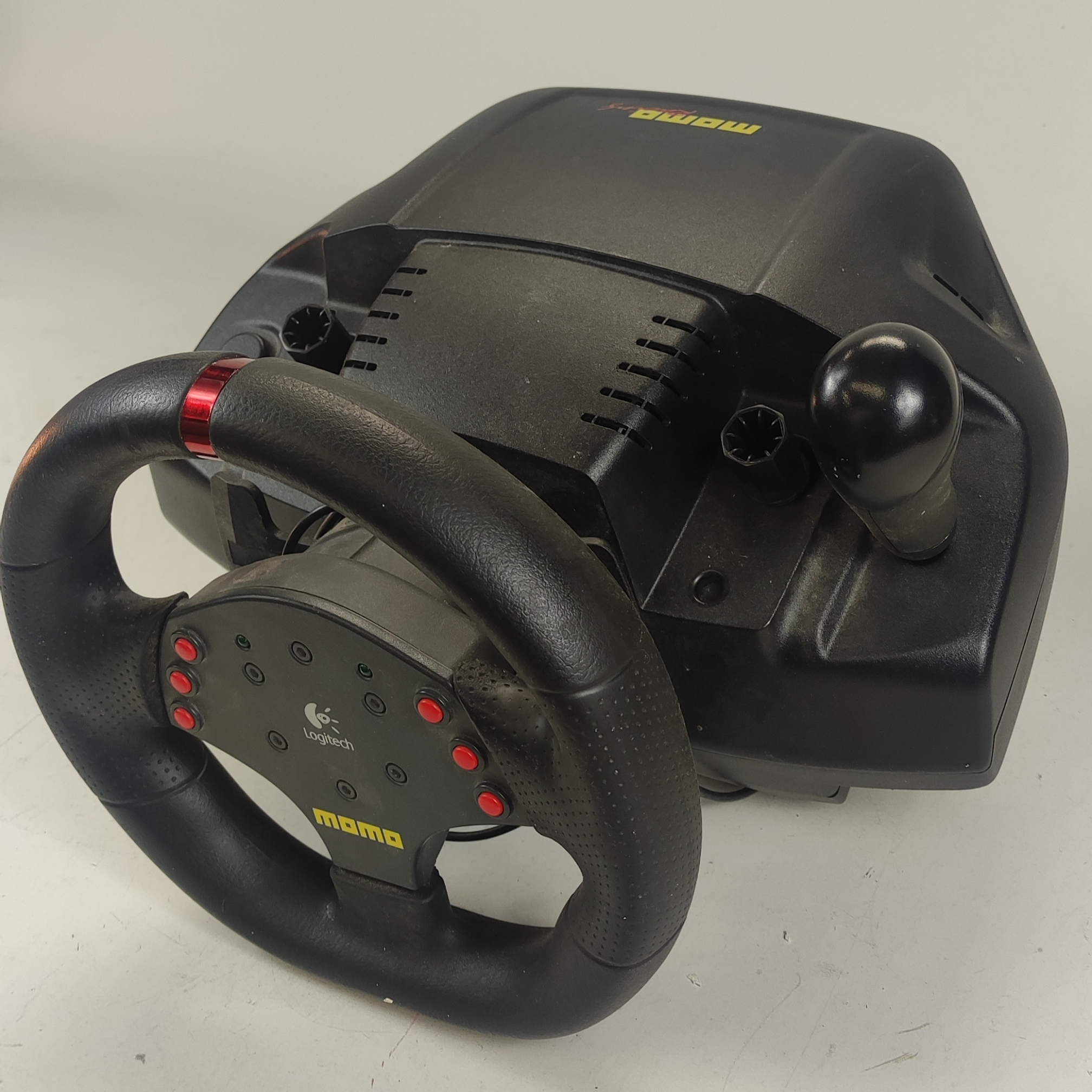 Voir photo 2 de Volant Logitech Momo Racing avec Force Feedback et Pédales. Volant Logitech Momo Racing avec Force Feedback et Pédales. Bon état reconditionné photo 2