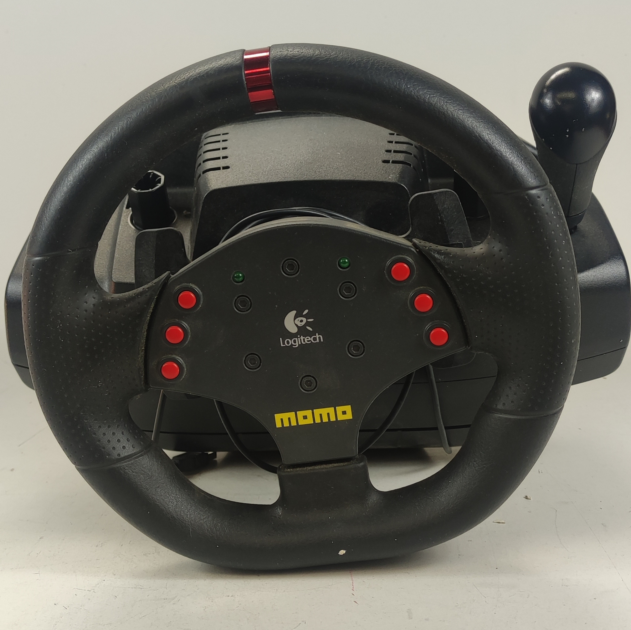 Voir photo 6 de Volant Logitech Momo Racing avec Force Feedback et Pédales. Volant Logitech Momo Racing avec Force Feedback et Pédales. Bon état reconditionné photo 6
