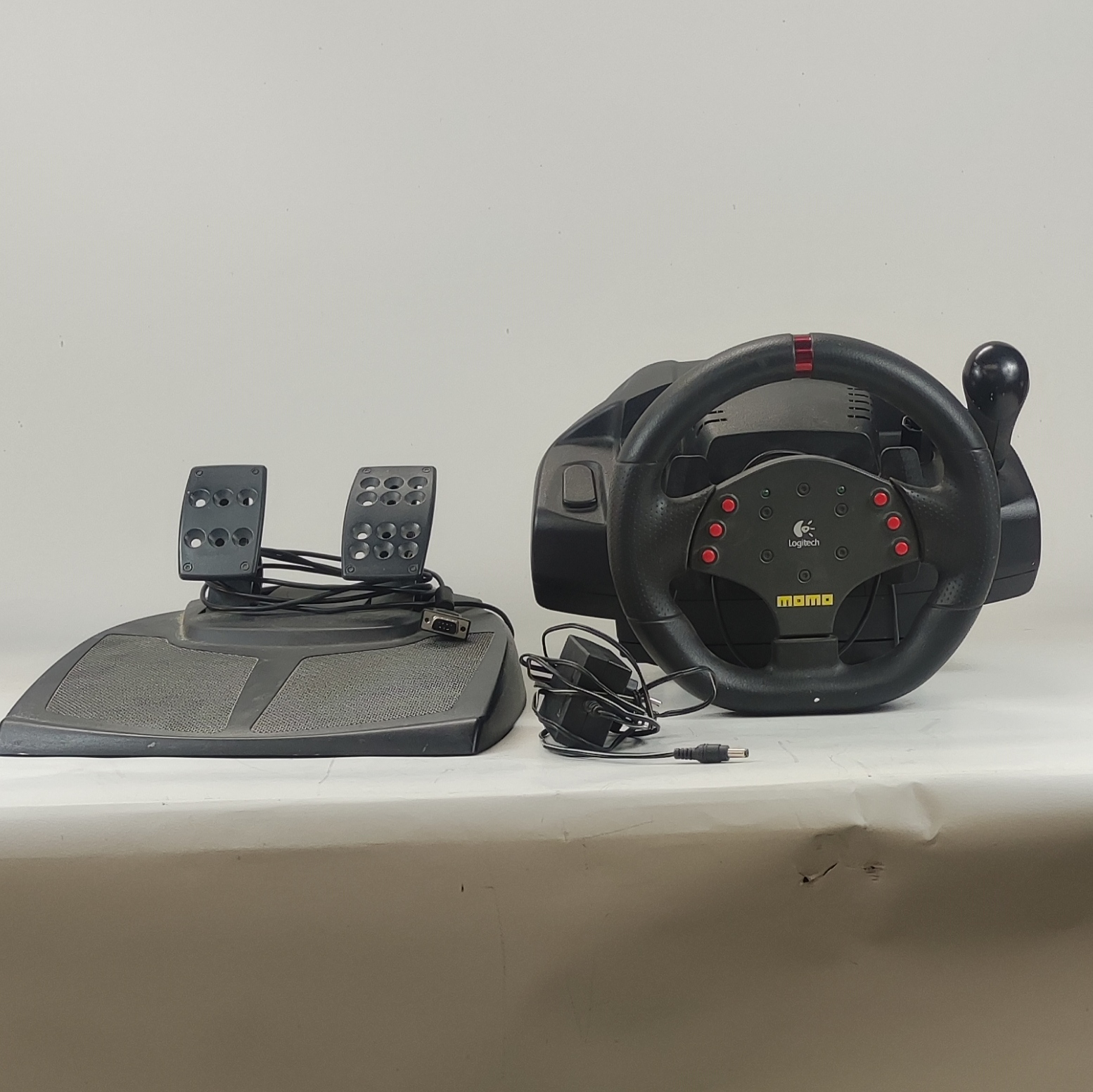 Acheter Volant Logitech Momo Racing avec Force Feedback et Pédales. Bon état - 50,00 € Volant Logitech Momo Racing avec Force Feedback et Pédales. Bon état reconditionné disponible sur Label Emmaüs