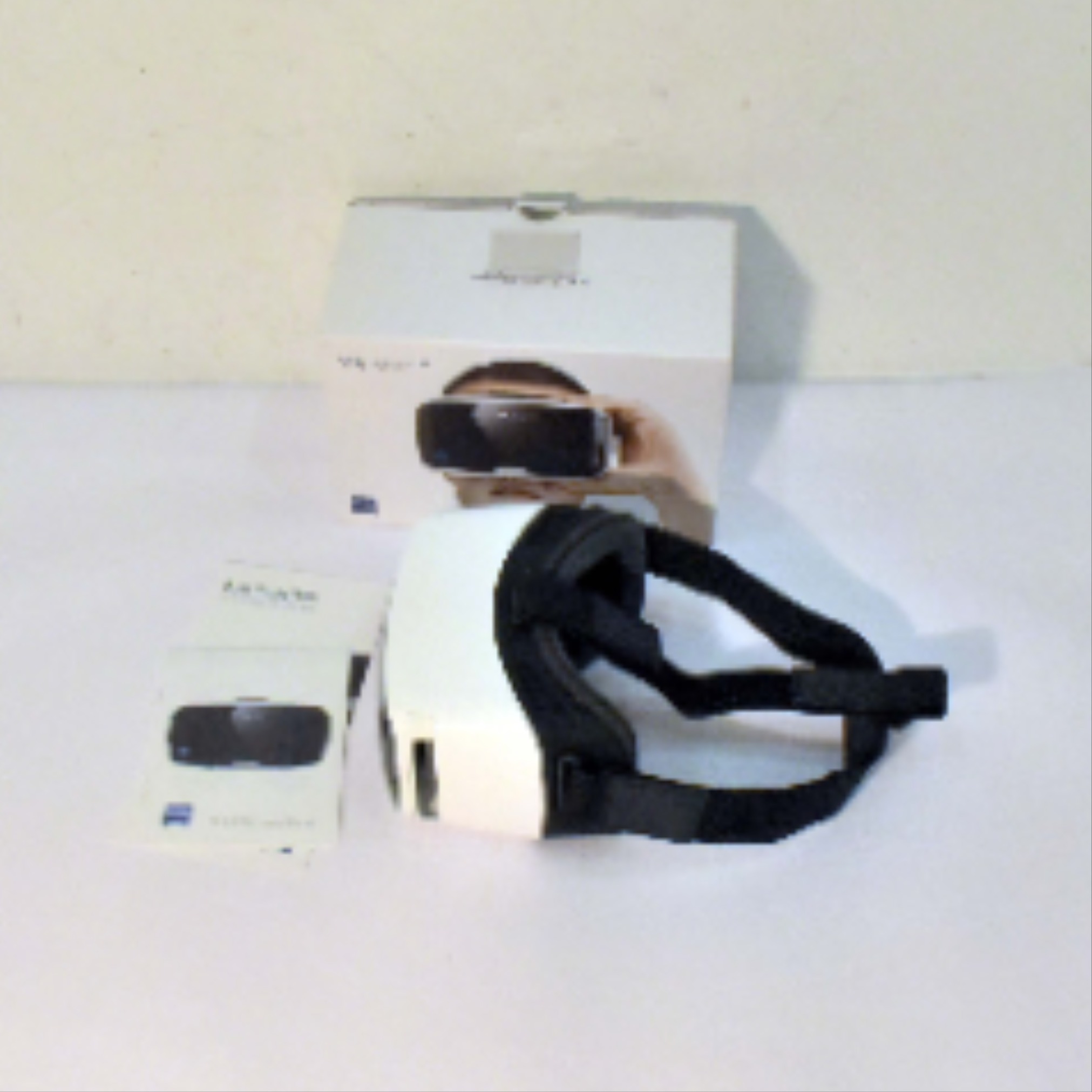 Voir photo 2 de VR ONE Plus - Carl Zeiss™ - Casque de Réalité Virtuelle - 2016 VR ONE Plus - Carl Zeiss™ - Casque de Réalité Virtuelle - 2016 neuf reconditionné photo 2
