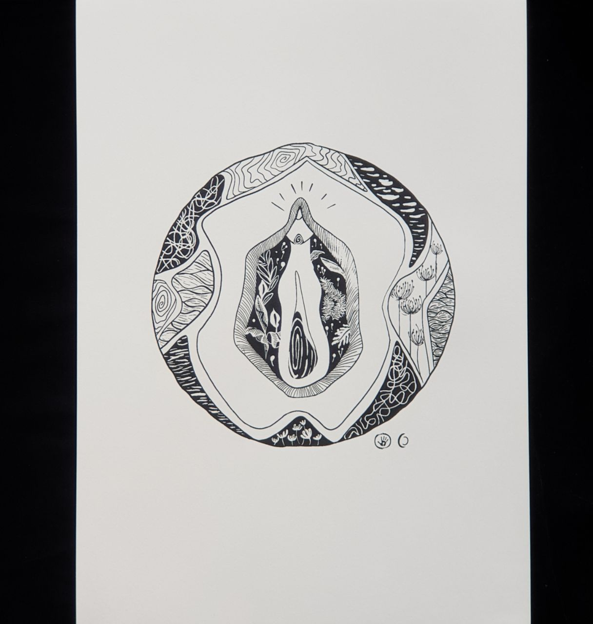 Acheter "Vulve Mandala" - encre noire - Affiche sérigraphiée A3 Parfait état - 10,00 € "Vulve Mandala" - encre noire - Affiche sérigraphiée A3 Parfait état reconditionné disponible sur Label Emmaüs