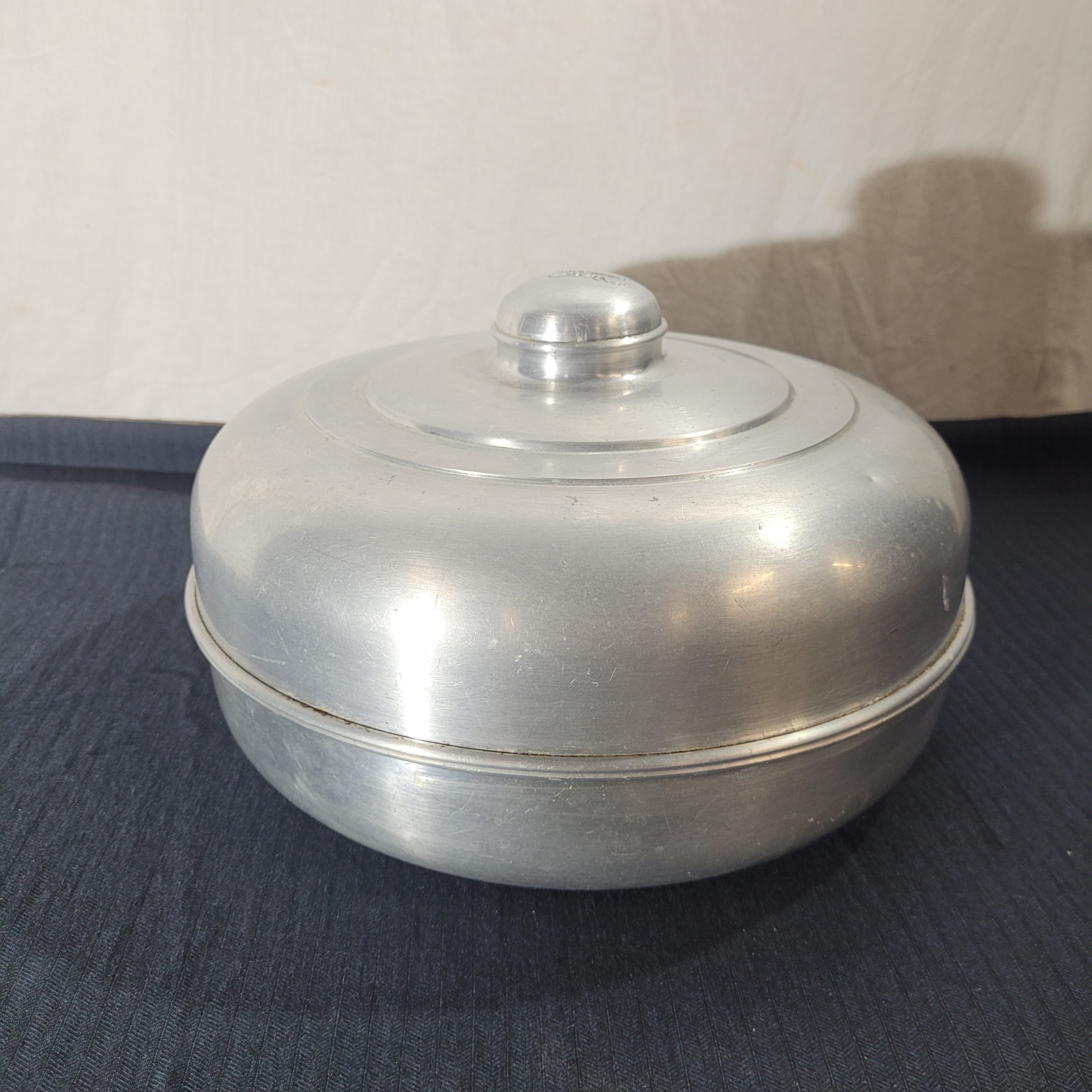 Voir photo 2 de Yaourtière vintage VALACTA en aluminium et ses 6 pots en porcelaine - Très bel état Yaourtière vintage VALACTA en aluminium et ses 6 pots en porcelaine - Très bel état Très bon état reconditionné photo 2