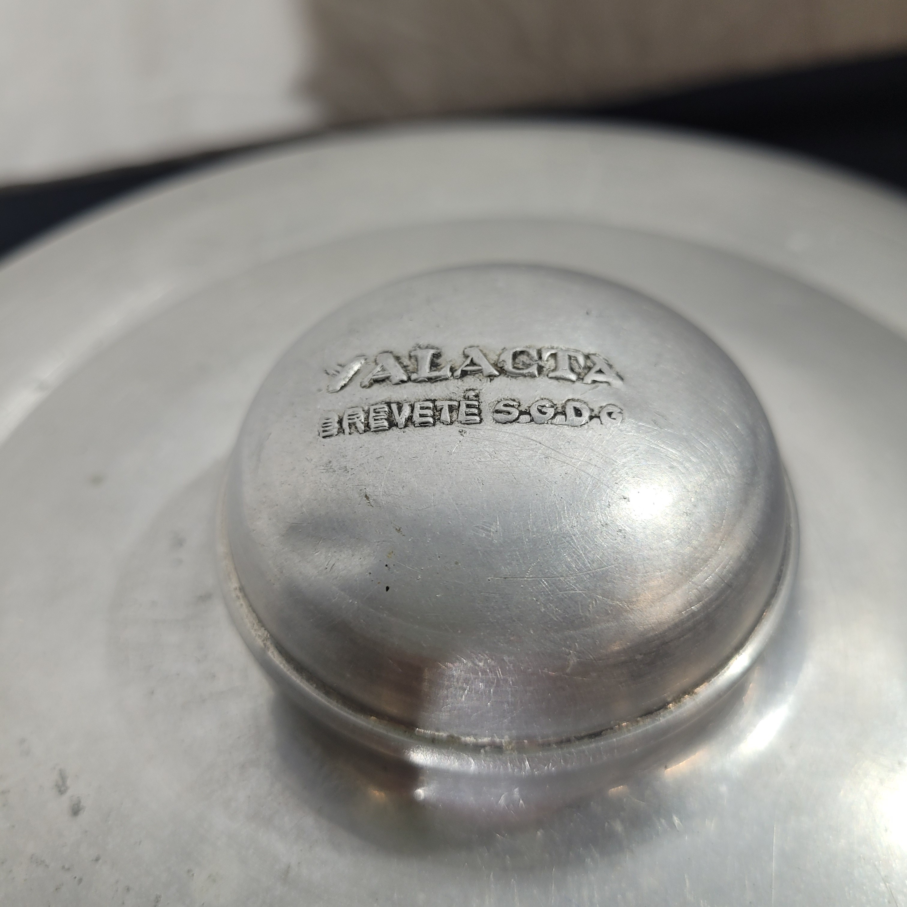 Voir photo 3 de Yaourtière vintage VALACTA en aluminium et ses 6 pots en porcelaine - Très bel état Yaourtière vintage VALACTA en aluminium et ses 6 pots en porcelaine - Très bel état Très bon état reconditionné photo 3