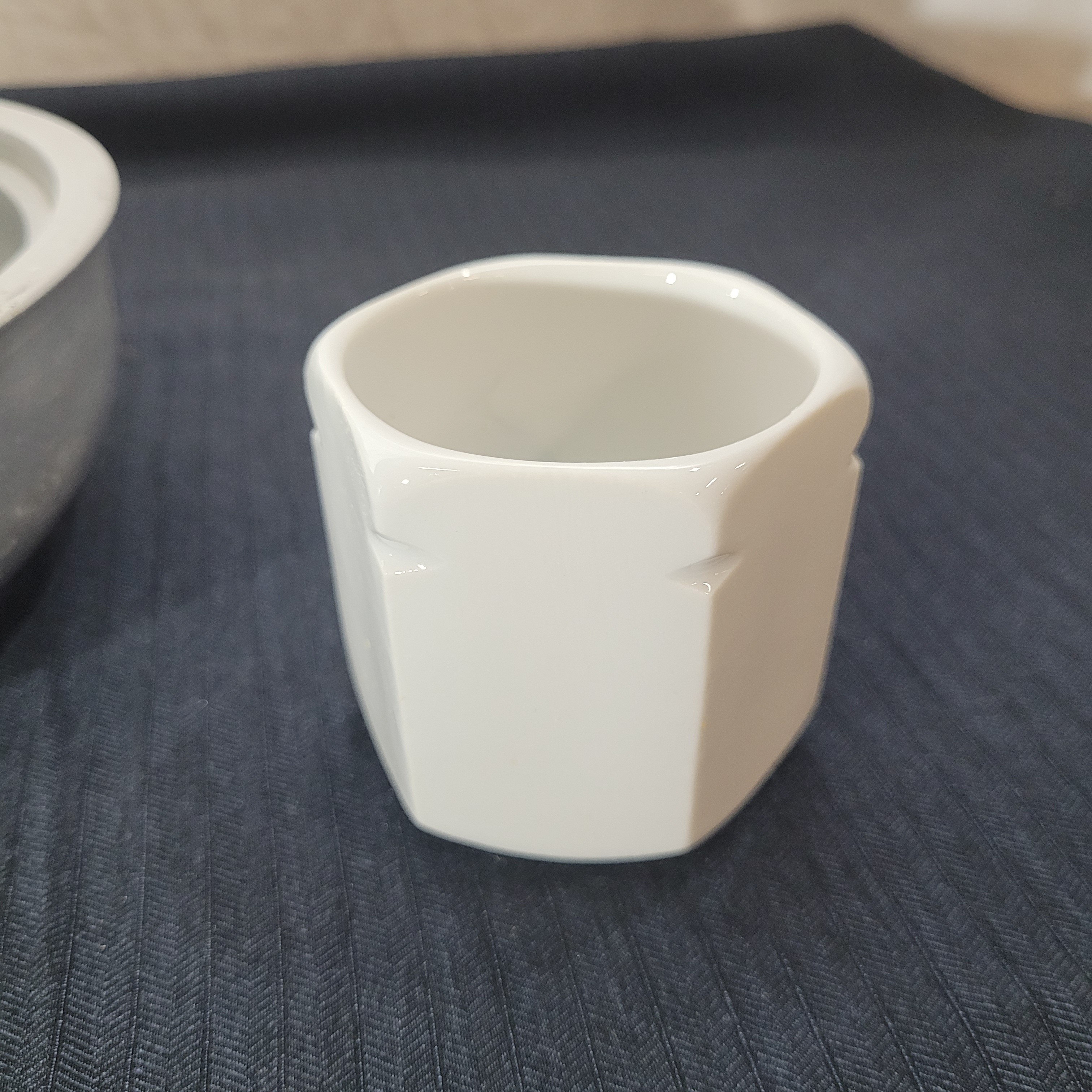 Voir photo 4 de Yaourtière vintage VALACTA en aluminium et ses 6 pots en porcelaine - Très bel état Yaourtière vintage VALACTA en aluminium et ses 6 pots en porcelaine - Très bel état Très bon état reconditionné photo 4