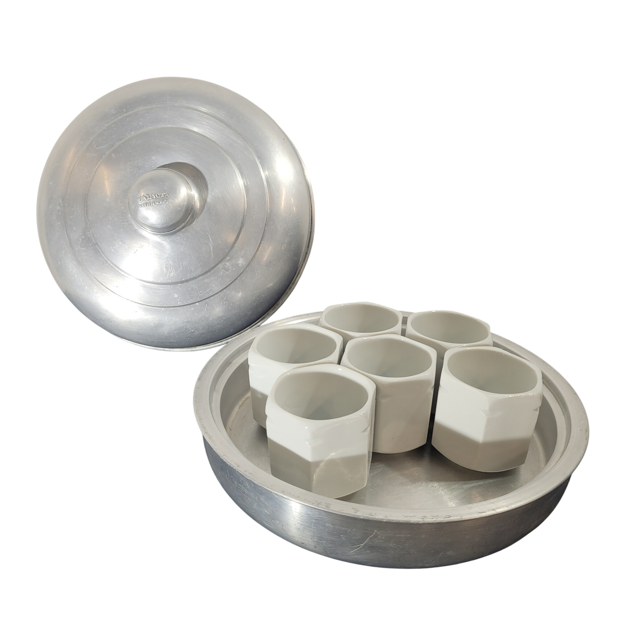Yaourtière vintage VALACTA en aluminium et ses 6 pots en porcelaine - Très bel état Très bon état - 35,00 € Yaourtière vintage VALACTA en aluminium et ses 6 pots en porcelaine - Très bel état Très bon état reconditionné disponible sur Label Emmaüs
