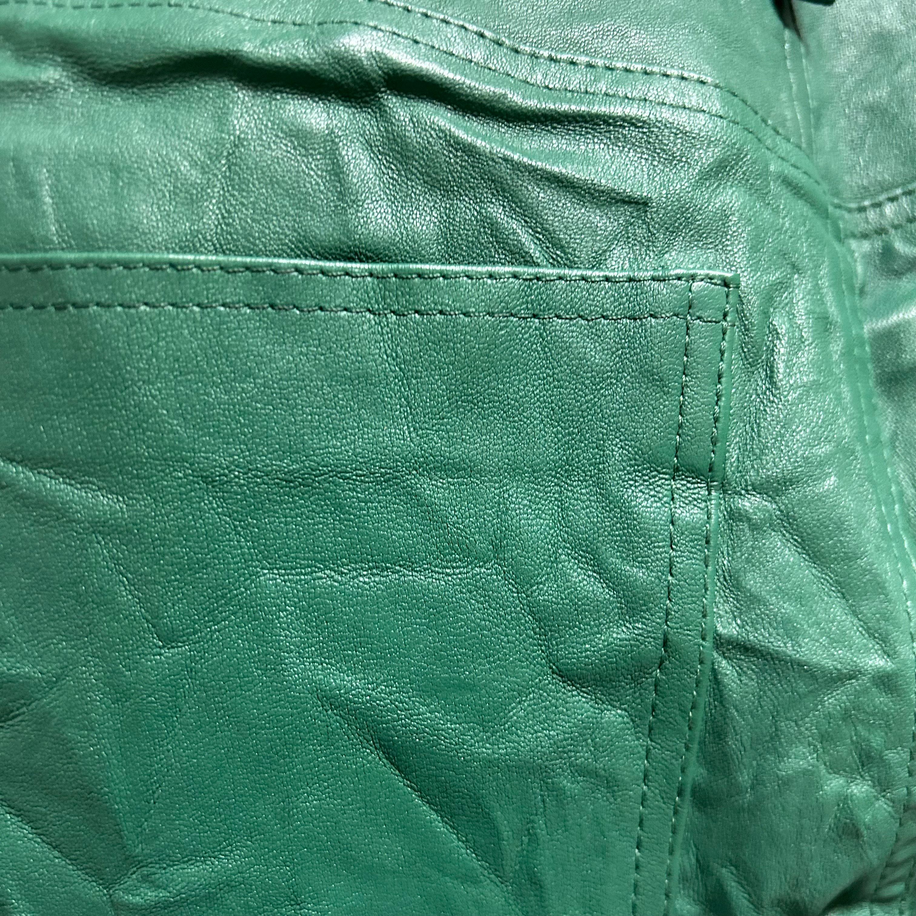 Voir photo 4 de Zadig&Voltaire - Pantalon - Cuir vert - Femme - Taille 38 Zadig&Voltaire - Pantalon - Cuir vert - Femme - Taille 38 reconditionné photo 4
