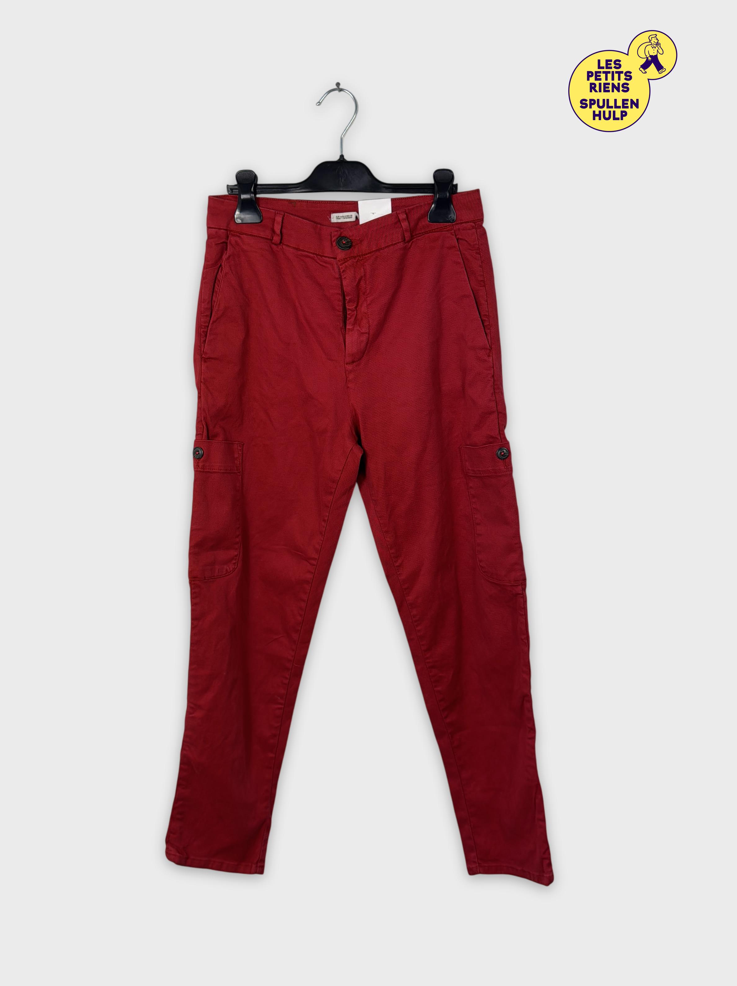 Zara pantalon cargo rouge S avec poches latérales Très bon état - 12,00 € Zara pantalon cargo rouge S avec poches latérales Très bon état reconditionné disponible sur Label Emmaüs